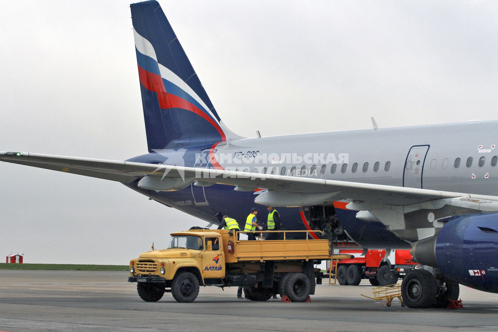 Выгрузка багажа из пассажирского самолета Airbus A321 авиакомпании `Аэрофлот`.