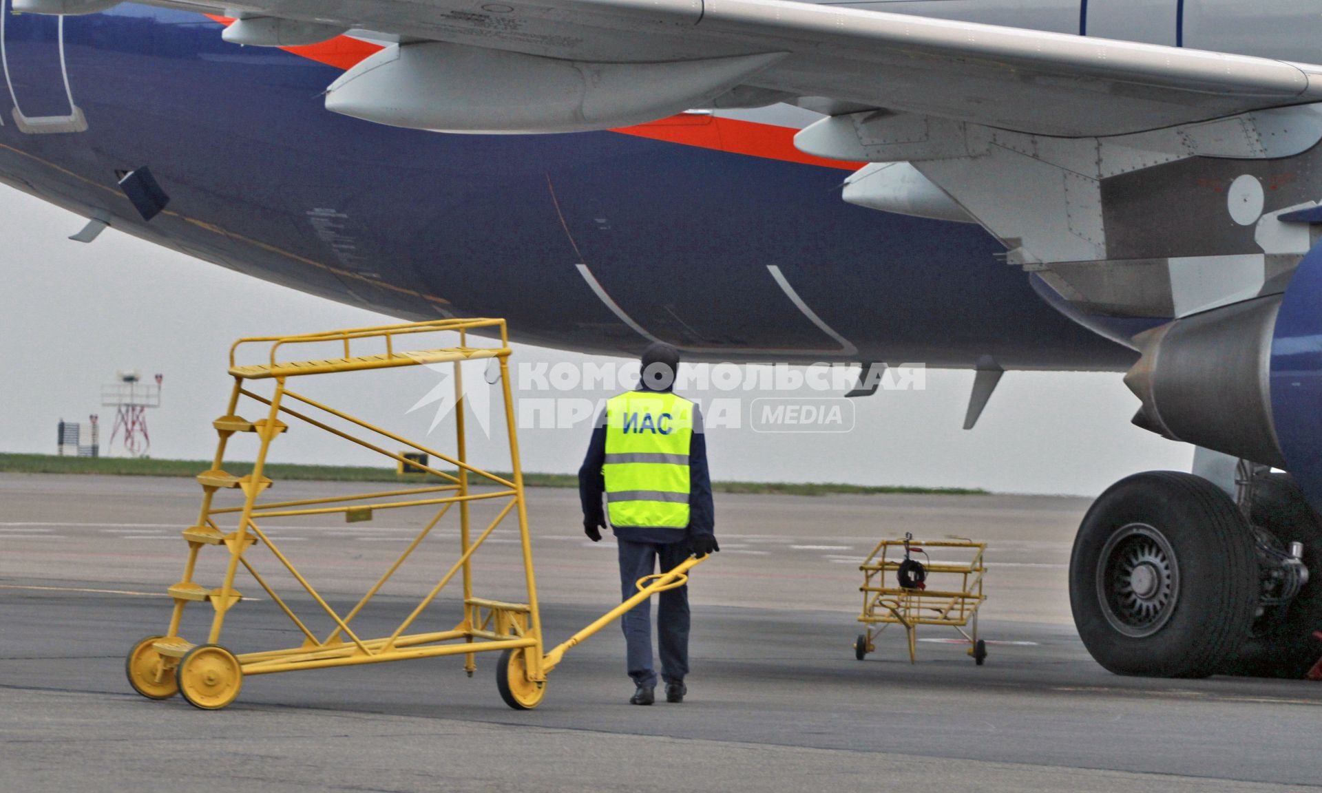 Техник инженерно-авиационной службы обслуживает пассажирский самолет Airbus A321 авиакомпании `Аэрофлот`.