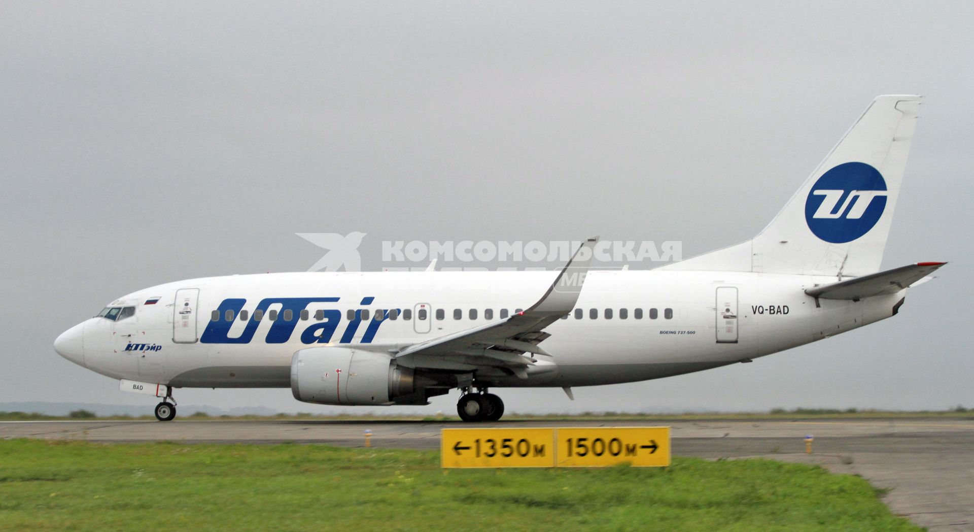 Пассажирский самолет Boeing 737-500 авиакомпания `UTair` на взлетно-посадочной полосе.