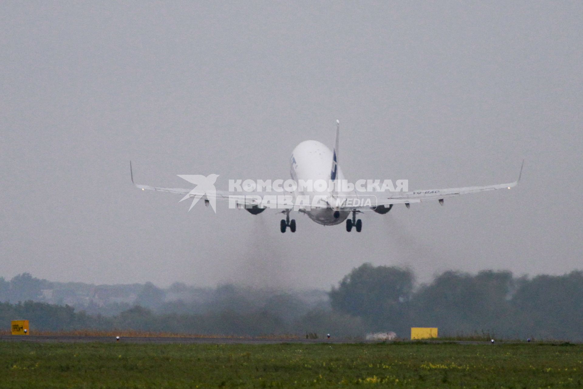 Пассажирский самолет Boeing 737-500 авиакомпания `UTair` взлетает.