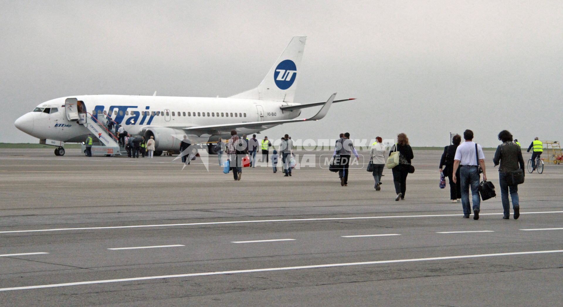 Пассажирский самолет Boeing 737-500 авиакомпании `UTair`. Посадка на самолет.