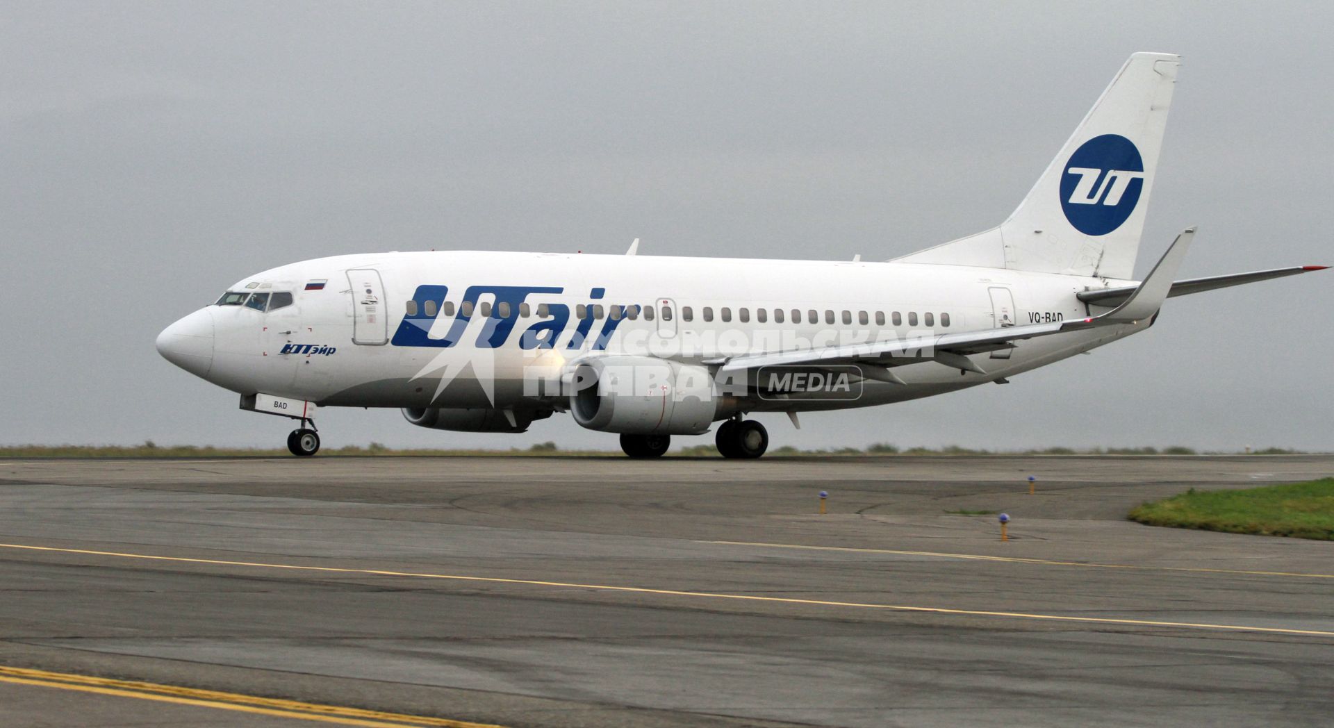 Пассажирский самолет Boeing 737-500 авиакомпания `UTair` на взлетно-посадочной полосе.