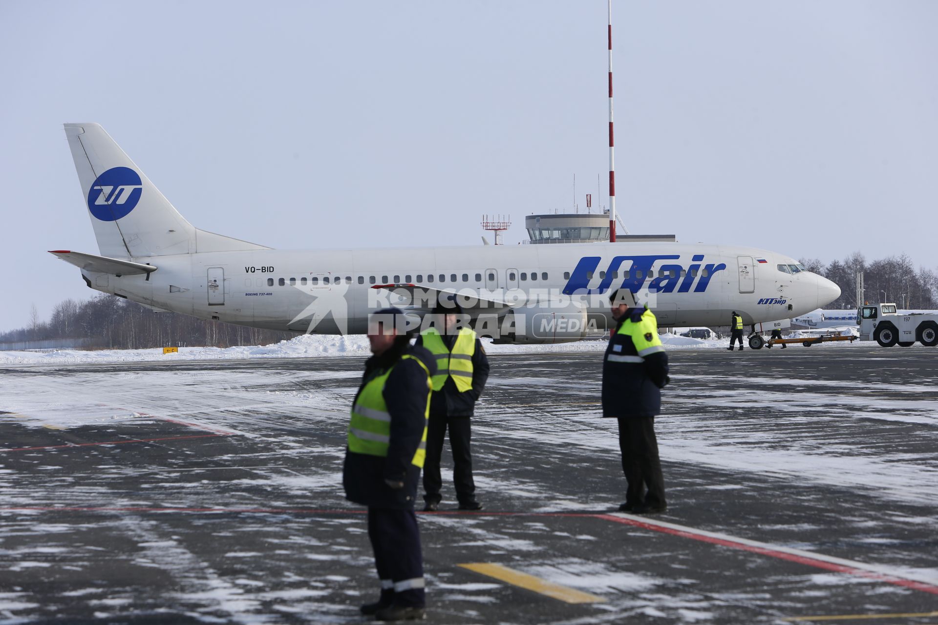 Самолет boeing 737-400 авиакомпании Ютэйр в Калининграде