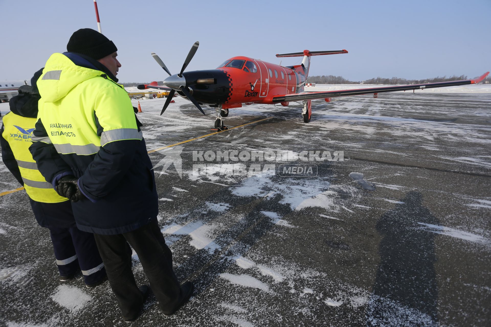 Сотрудники аэропорта Храброво  возле Авиа-такси Dexter Pilatus РС-12 в Калининграде