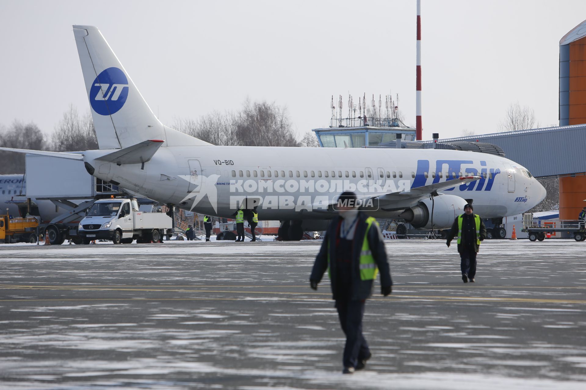 Самолет boeing 737-400 авиакомпании Ютэйр в Калининграде
