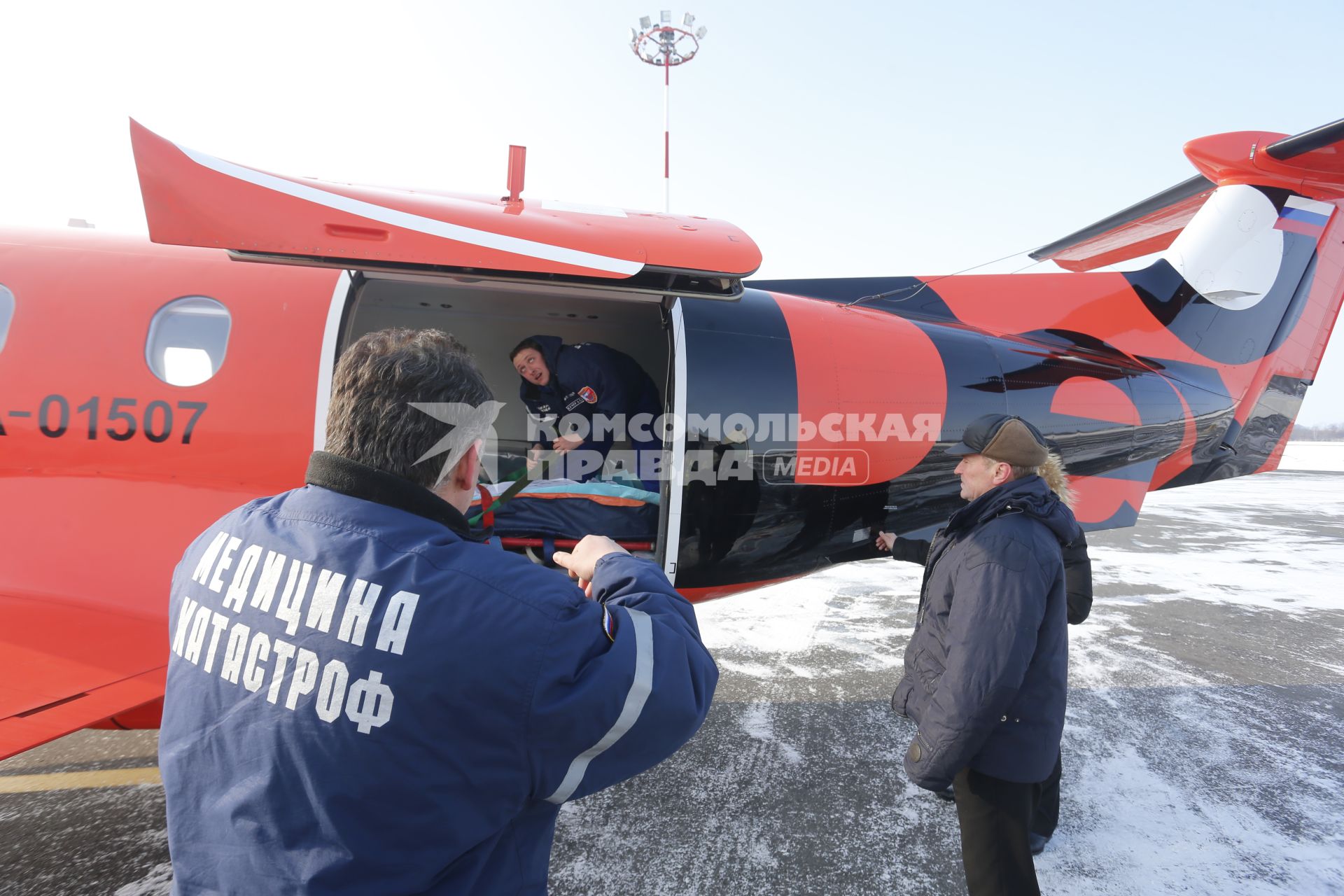 Погрузка обгоревших на пожаре детей сотрудниками медецины катастроф Авиа-такси Dexter Pilatus РС-12 в Калининграде