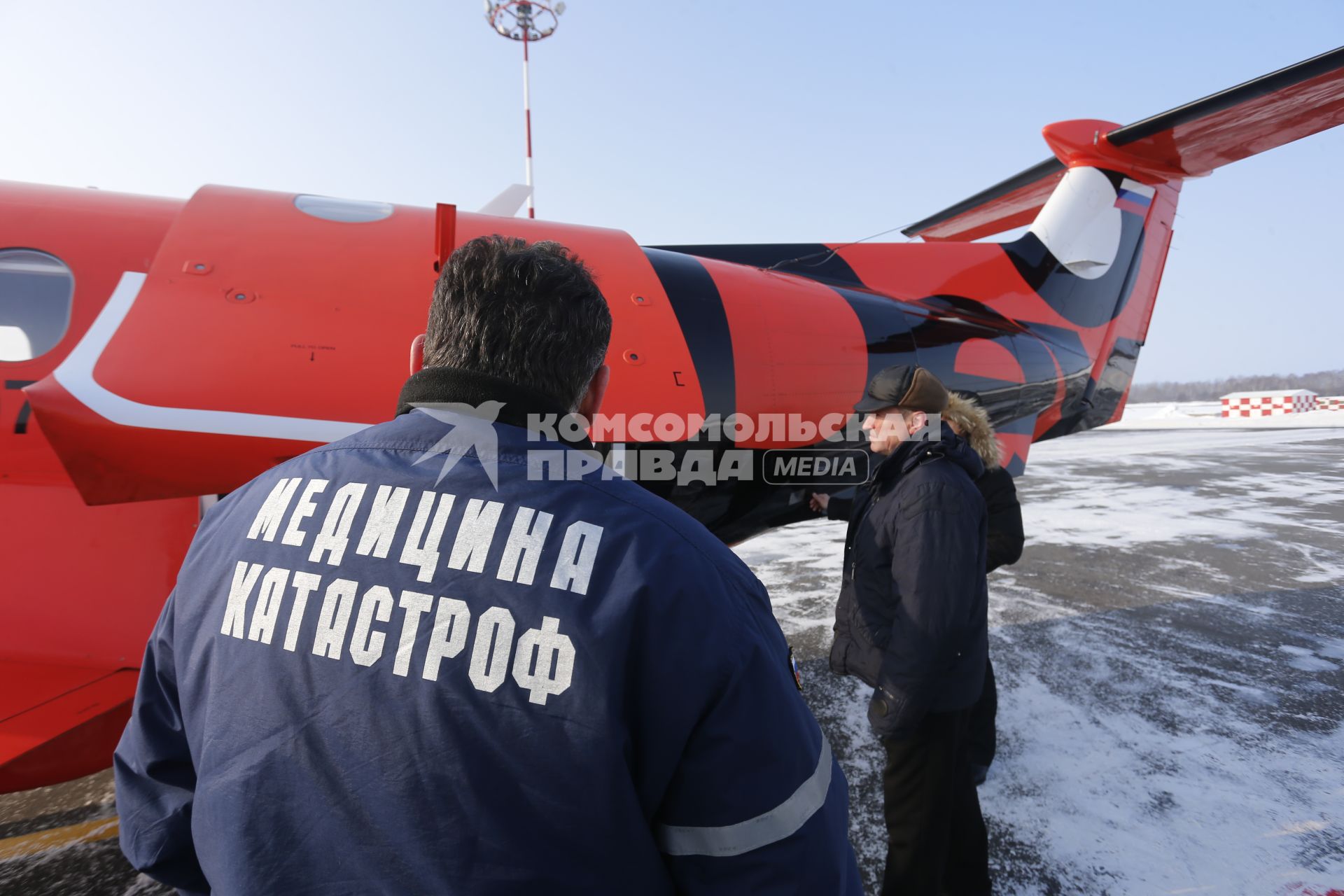 Погрузка обгоревших на пожаре детей сотрудниками медецины катастроф Авиа-такси Dexter Pilatus РС-12 в Калининграде