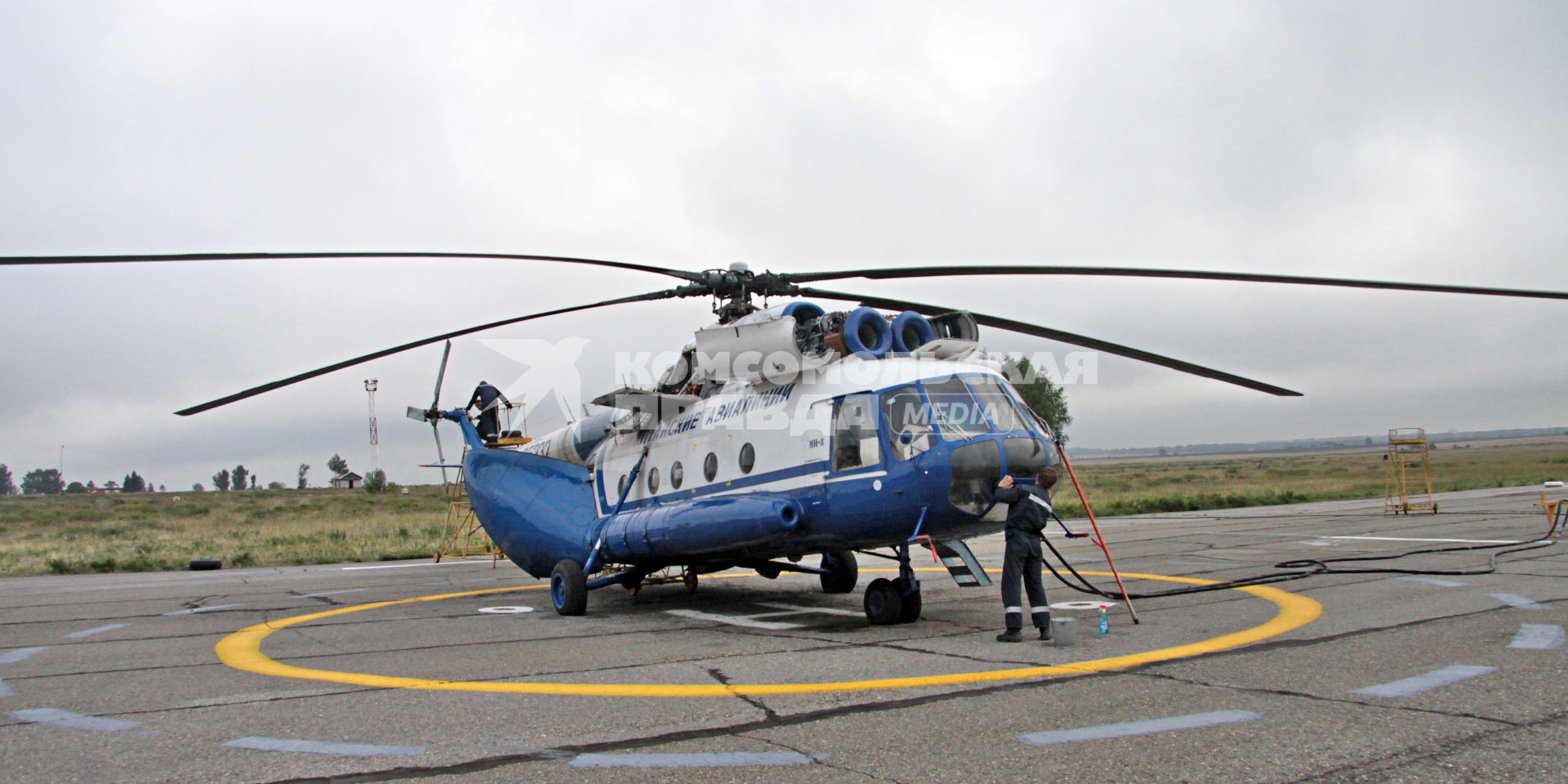 Многоцелевой вертолет МИ-8 алтайских авиалиний.