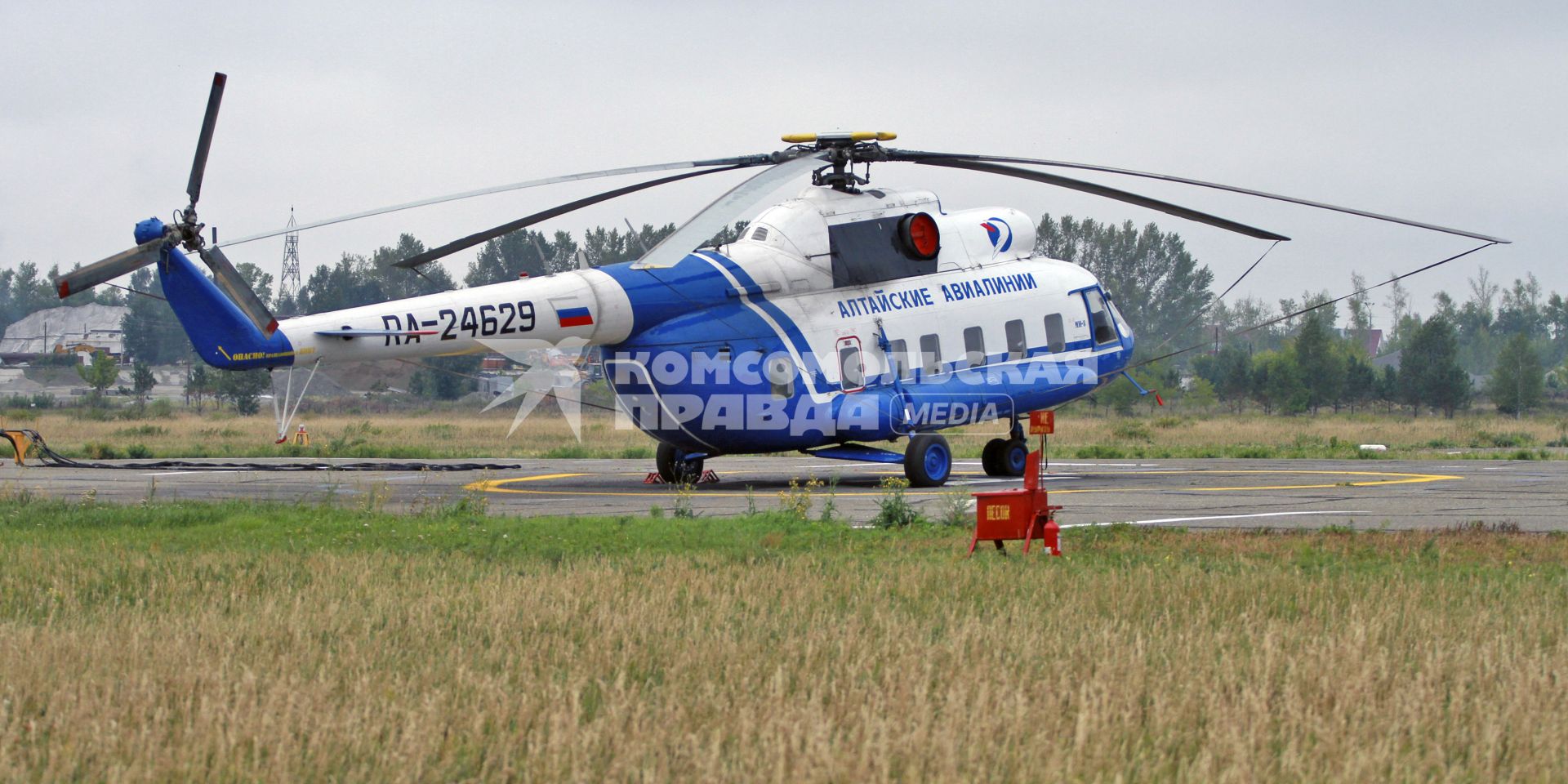 Многоцелевой вертолет МИ-8 алтайских авиалиний.