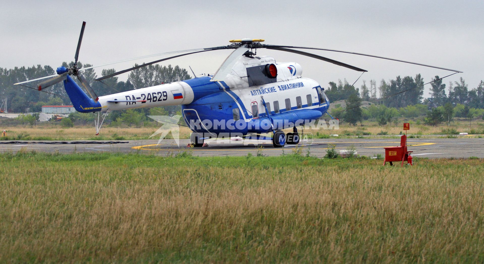 Многоцелевой вертолет МИ-8 алтайских авиалиний.