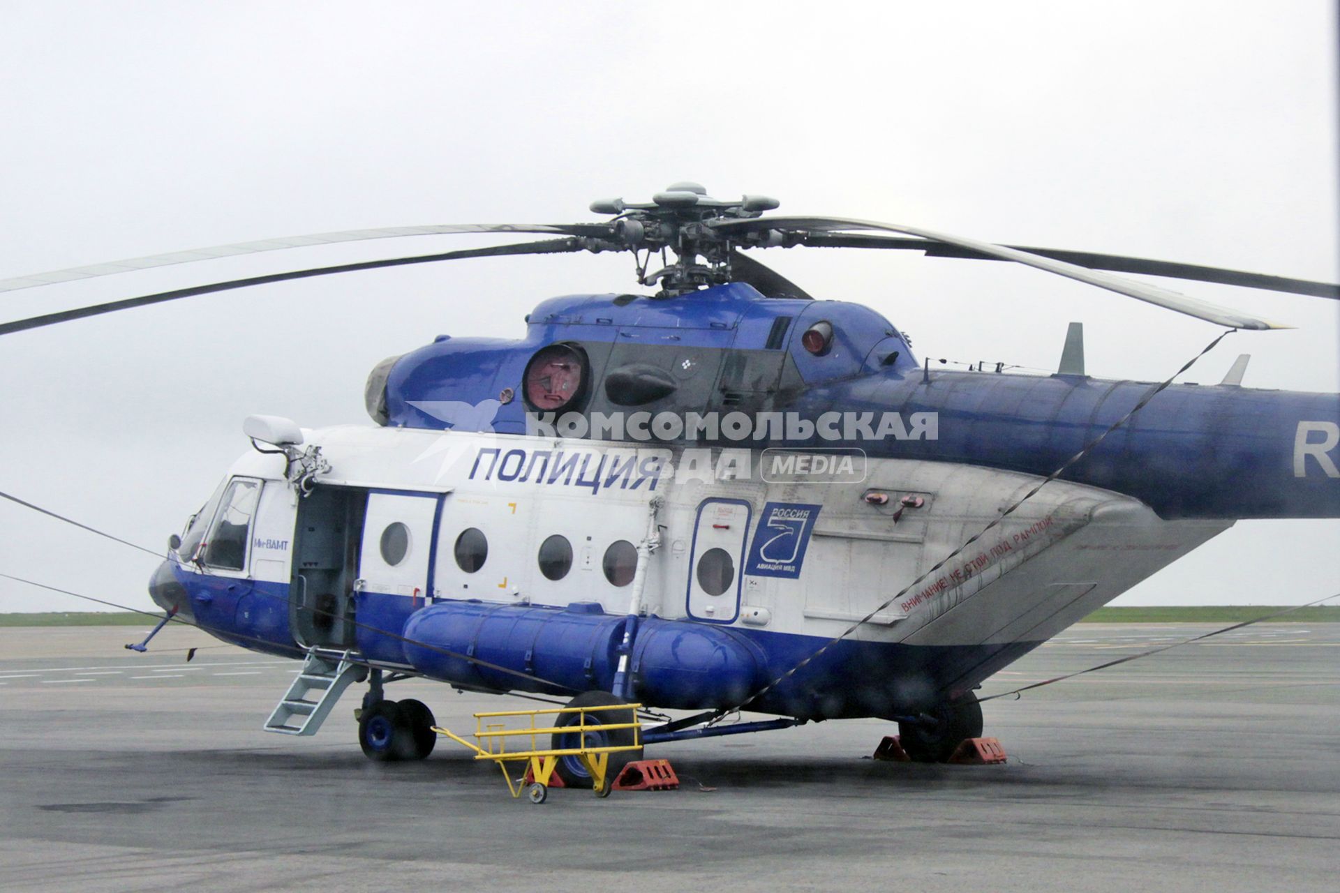 Многоцелевой вертолет МИ-8 с надписью `Полиция` на борту.