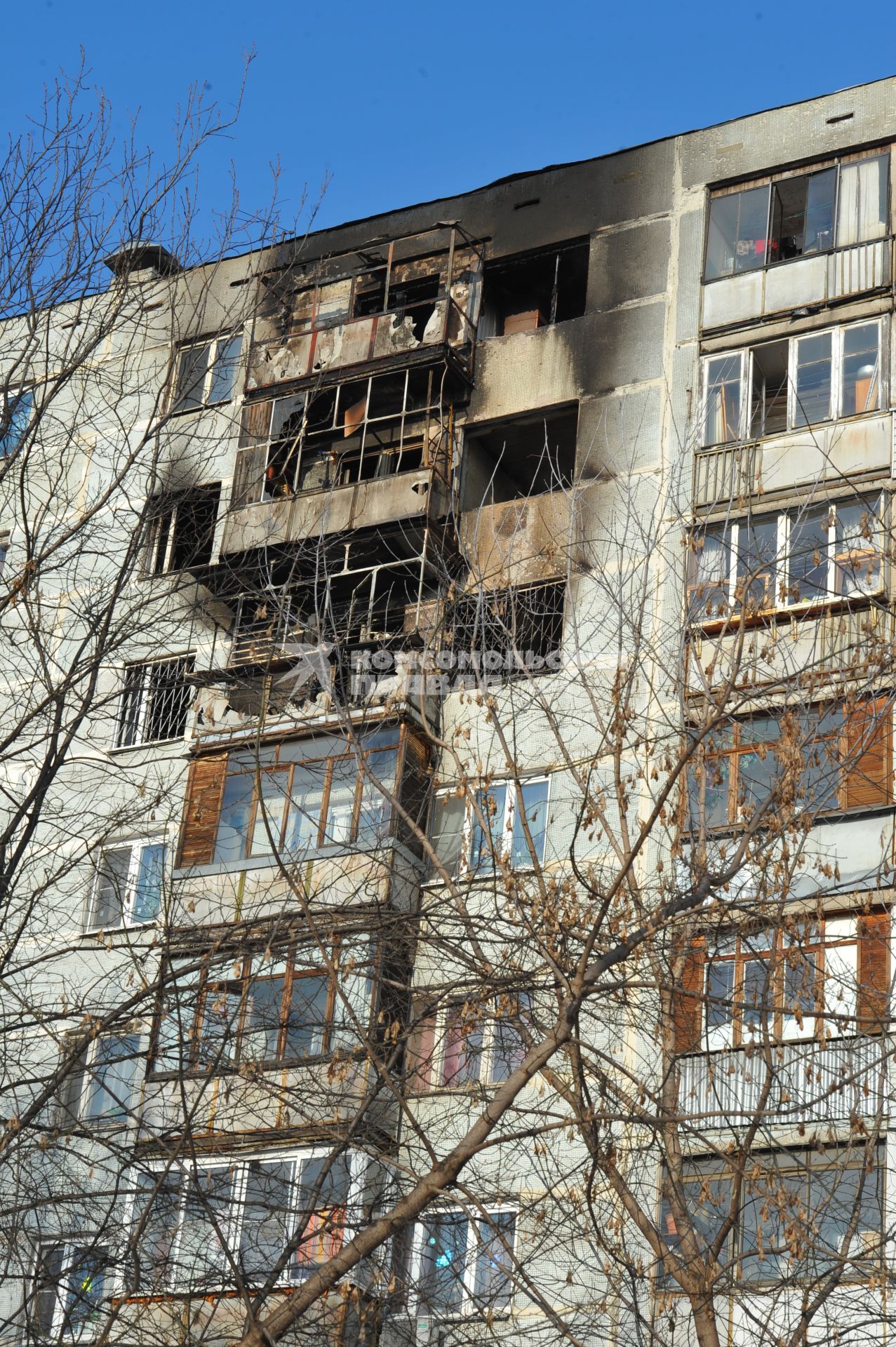 Улица Митрофанова, дом 2а. Пожар в жилом  девятиэтажном доме. Из горящей квартиры выпрыгнула и разбилась насмерть женщина. На снимке: последствия возгорания.