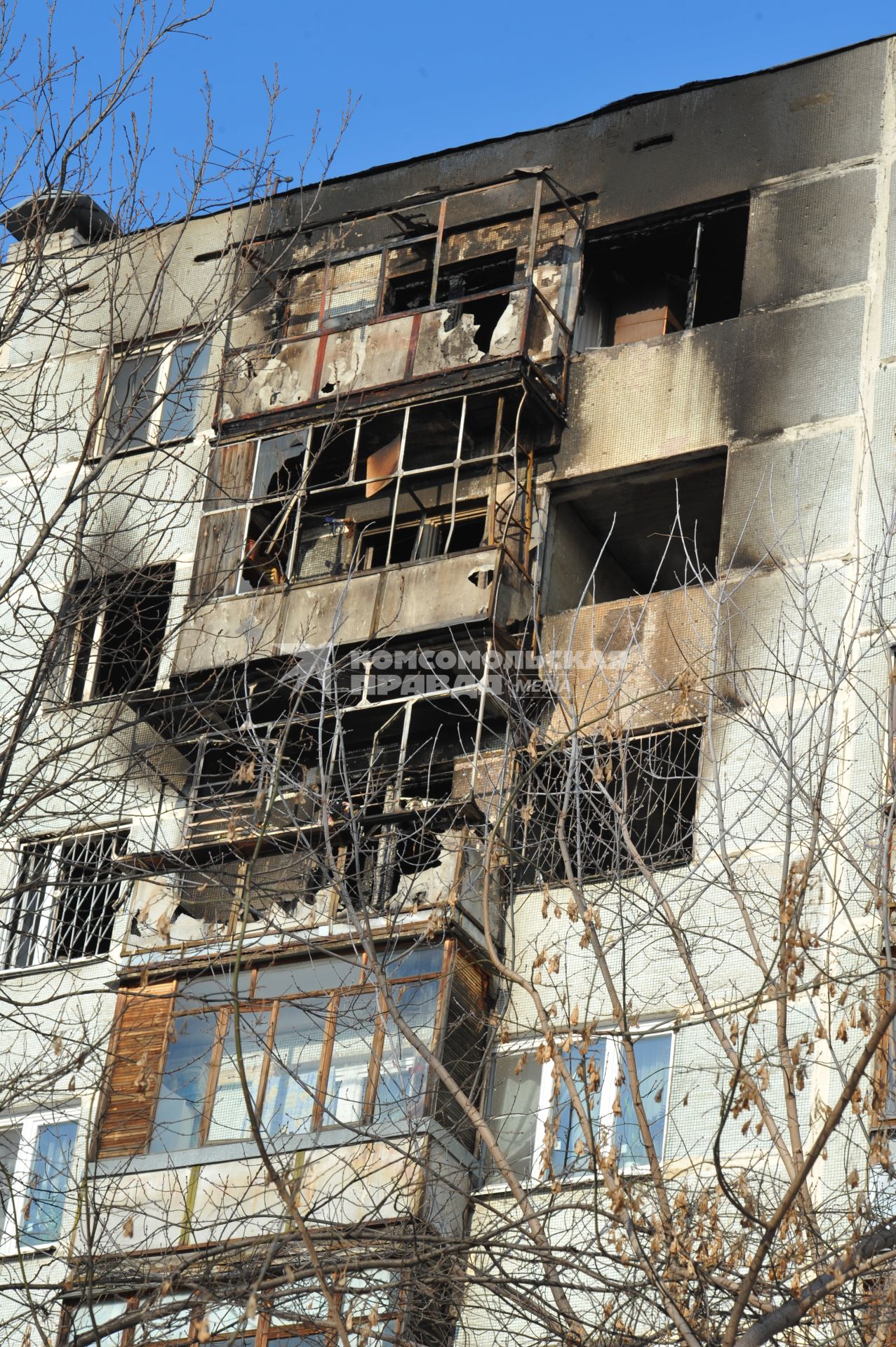 Улица Митрофанова, дом 2а. Пожар в жилом  девятиэтажном доме. Из горящей квартиры выпрыгнула и разбилась насмерть женщина. На снимке: последствия возгорания.