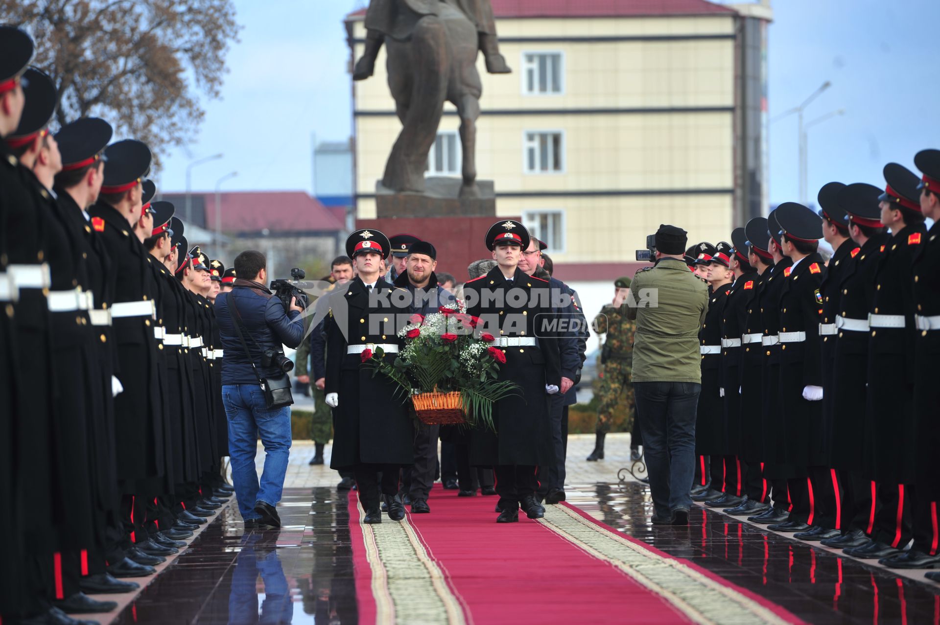 Визит главы Счетной палаты РФ в Чечню. Посещение  мемориального комплекса Славы им.Ахмата-Хаджи Кадырова. На снимке:  президент Чечни Рамзан Кадыров и председатель Счетной палаты РФ Сергей Степашин ( на втором плане слева направо)