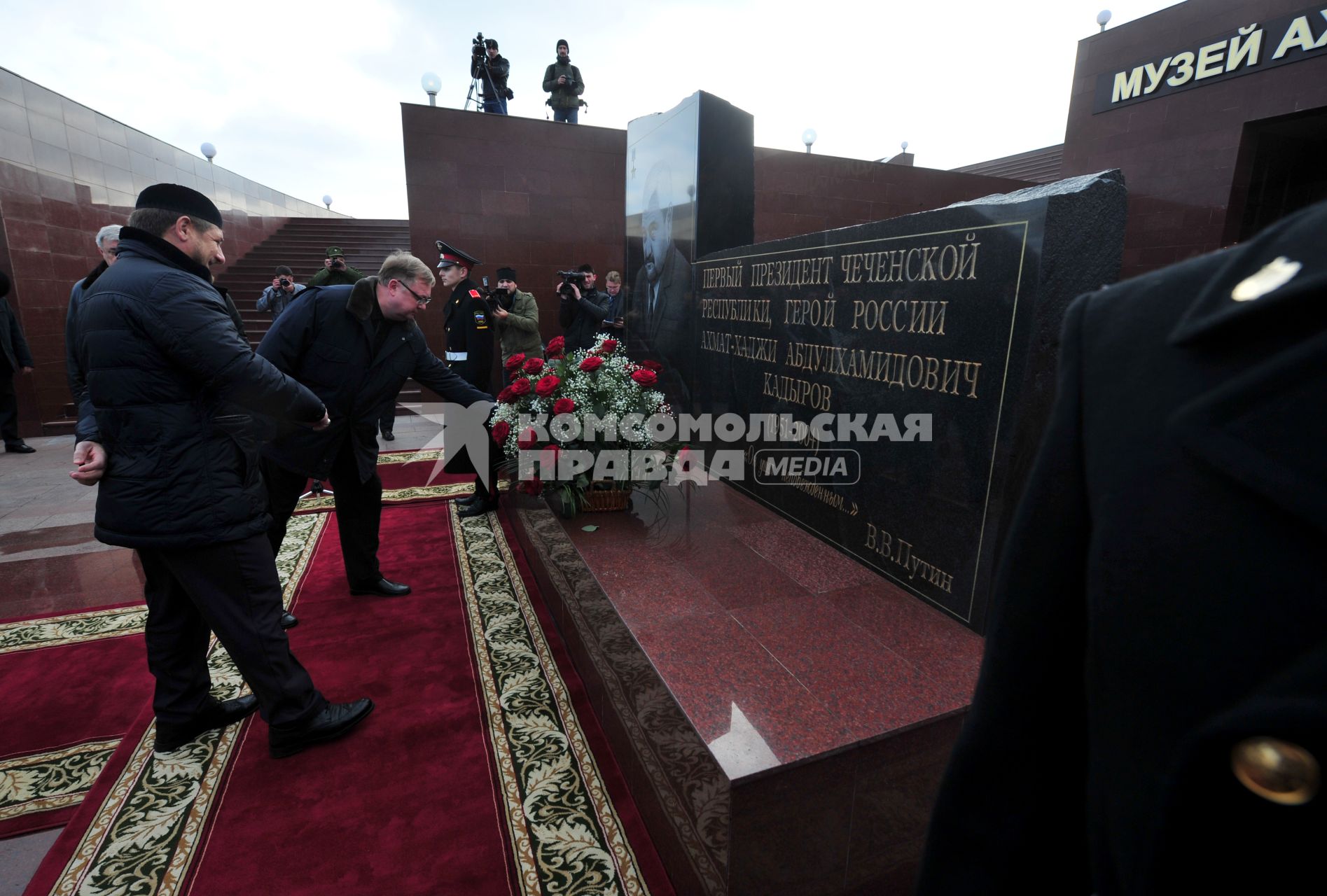 Визит главы Счетной палаты РФ в Чечню. Посещение  мемориального комплекса Славы им.Ахмата-Хаджи Кадырова. На снимке:  президент Чечни Рамзан Кадыров и председатель Счетной палаты РФ Сергей Степашин (слева направо)