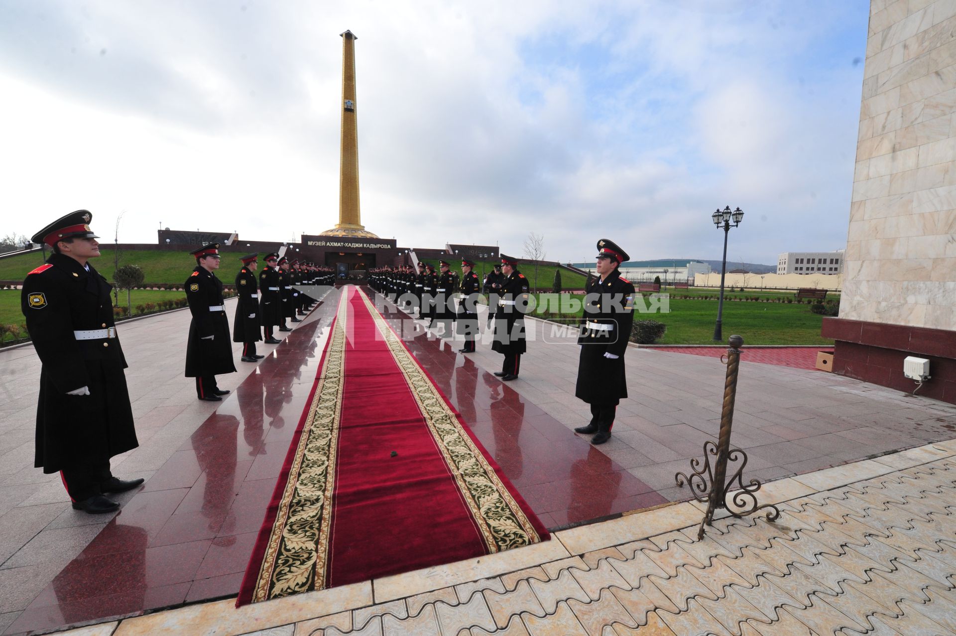 Визит главы Счетной палаты РФ в Чечню. Мемориальный комплекс Славы им.Ахмата-Хаджи Кадырова. На снимке:  почетный караул.