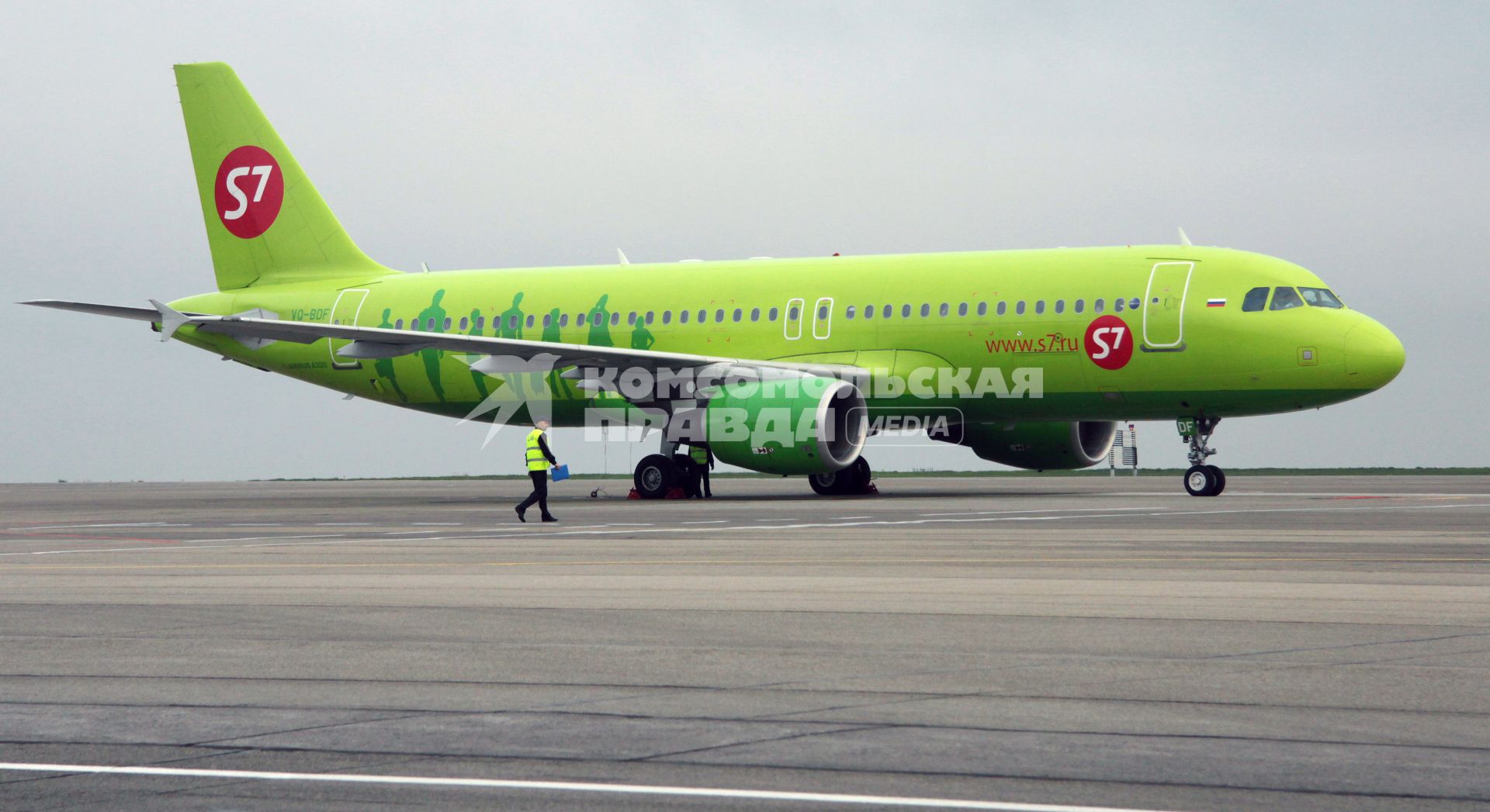 Пассажирский самолет Airbus A320 авиакомпании `S7`.