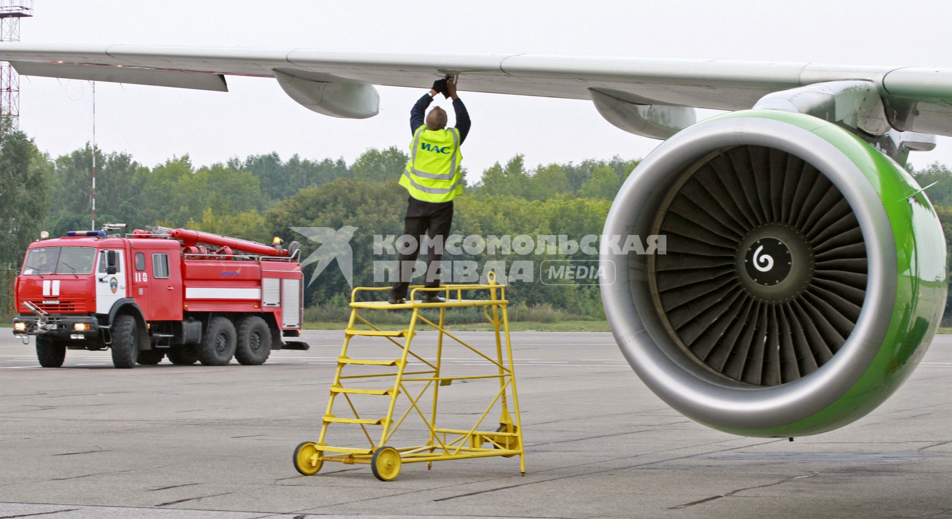 Пассажирский самолет Airbus A320 авиакомпании `S7`. Техник осуществляет проверку и мелкий ремонт самолета.