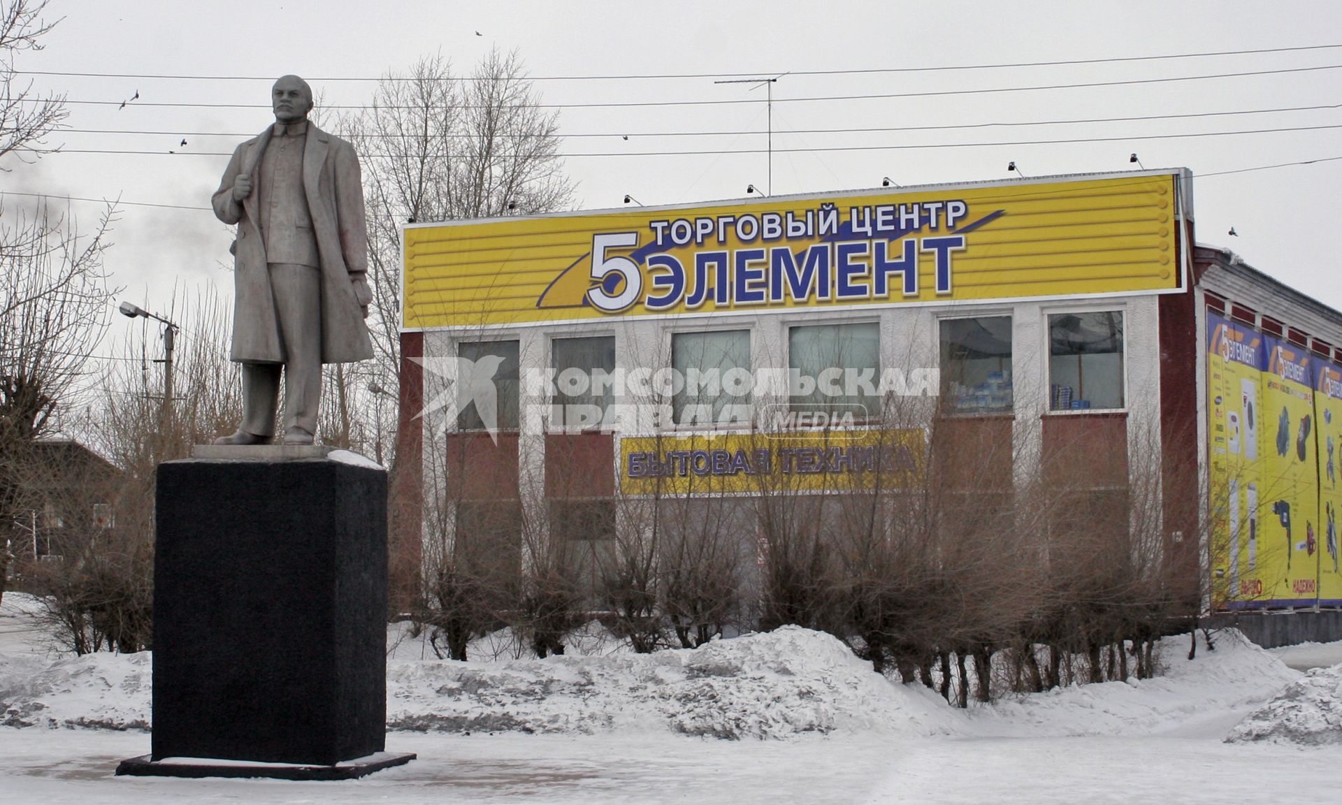 Памятник В.И. Ленину напротив торгового центра `5 элемент`.