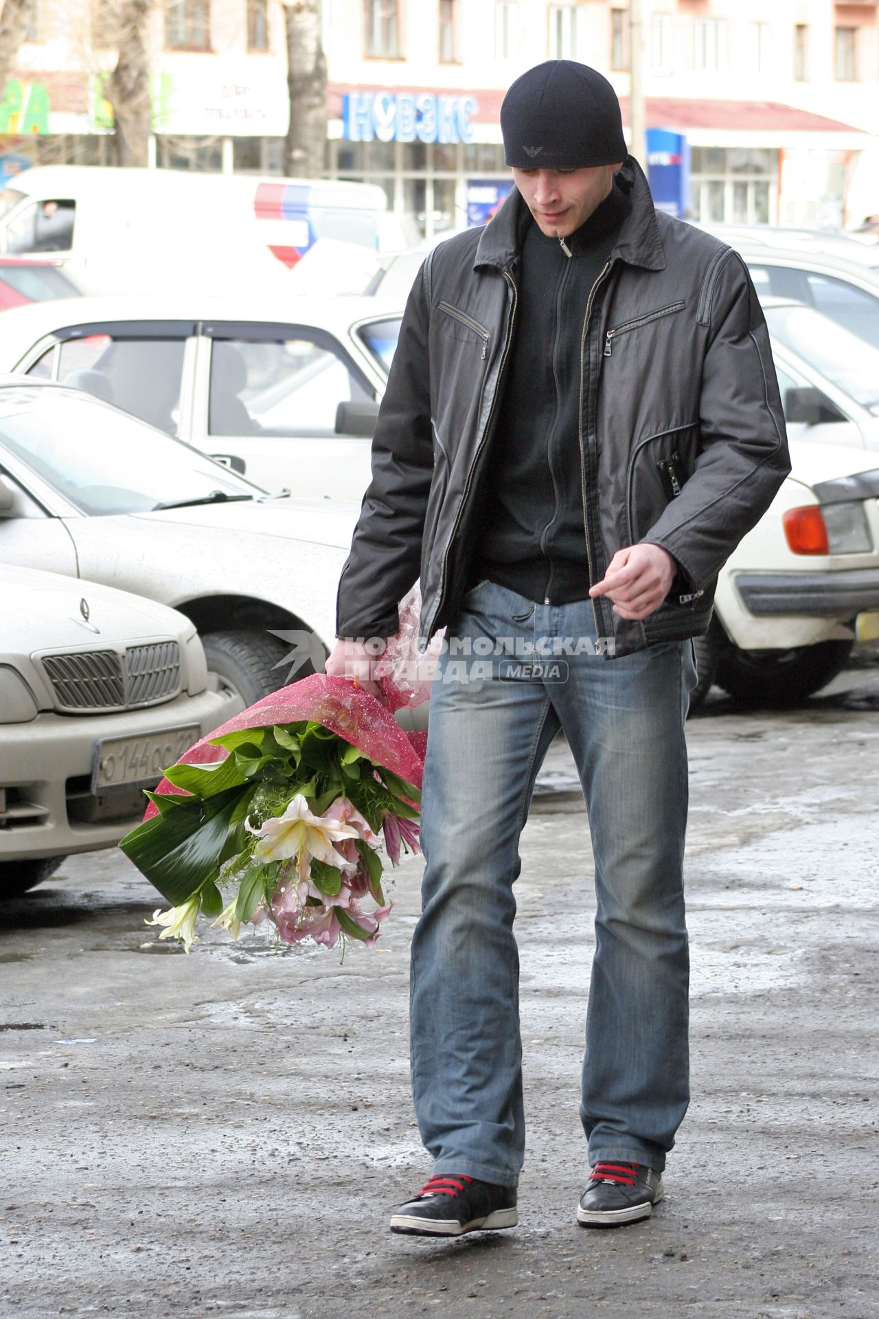 Молодой человек букетом цветов.
