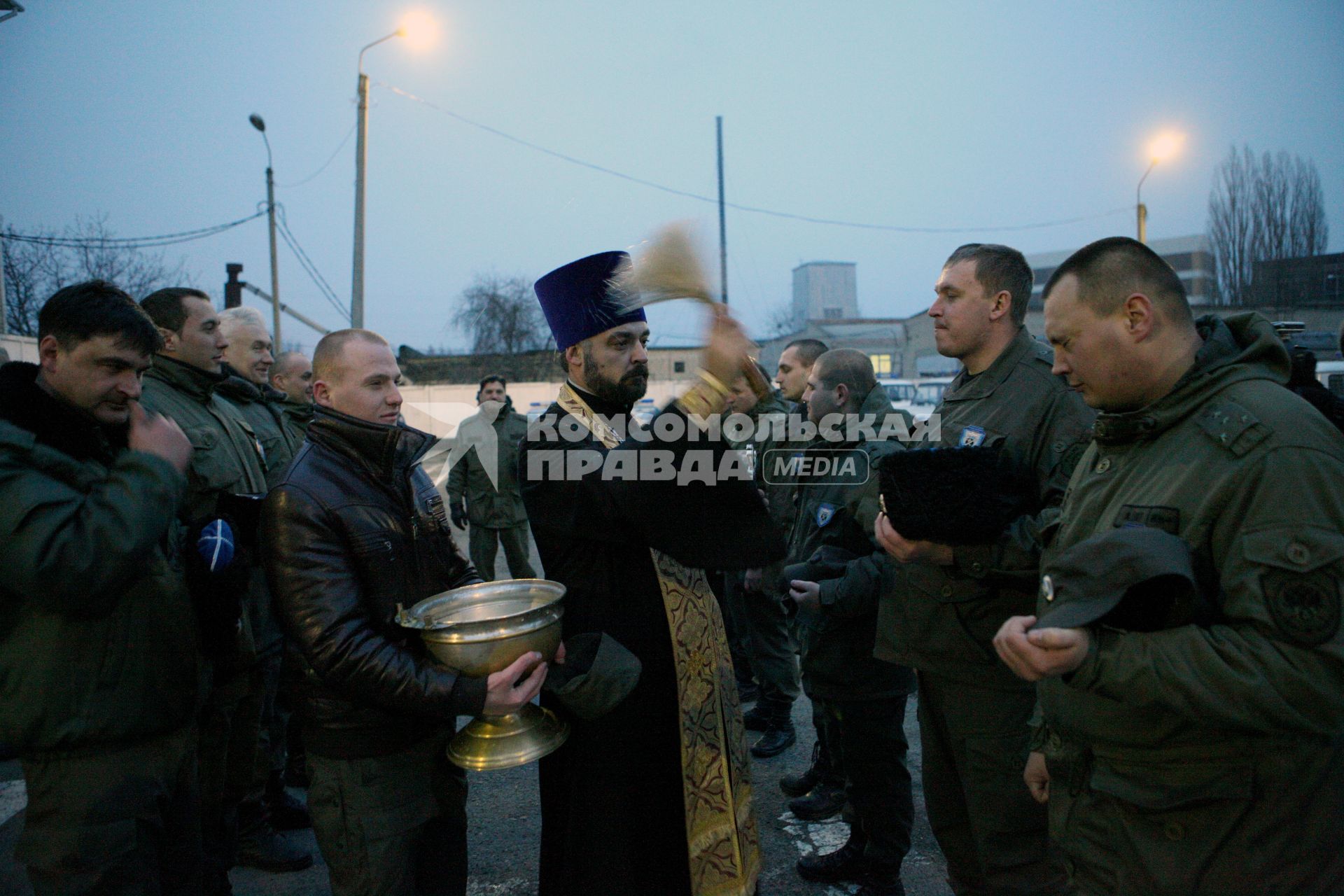 Священник освящает казаков на патрулирование.