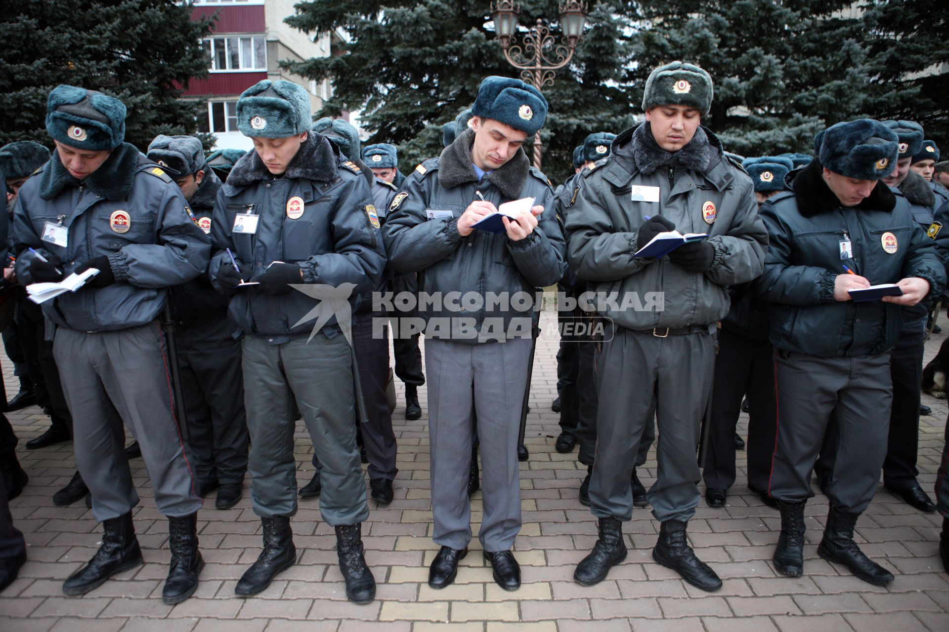 Полицейские записывают в блокноты ориентировки.