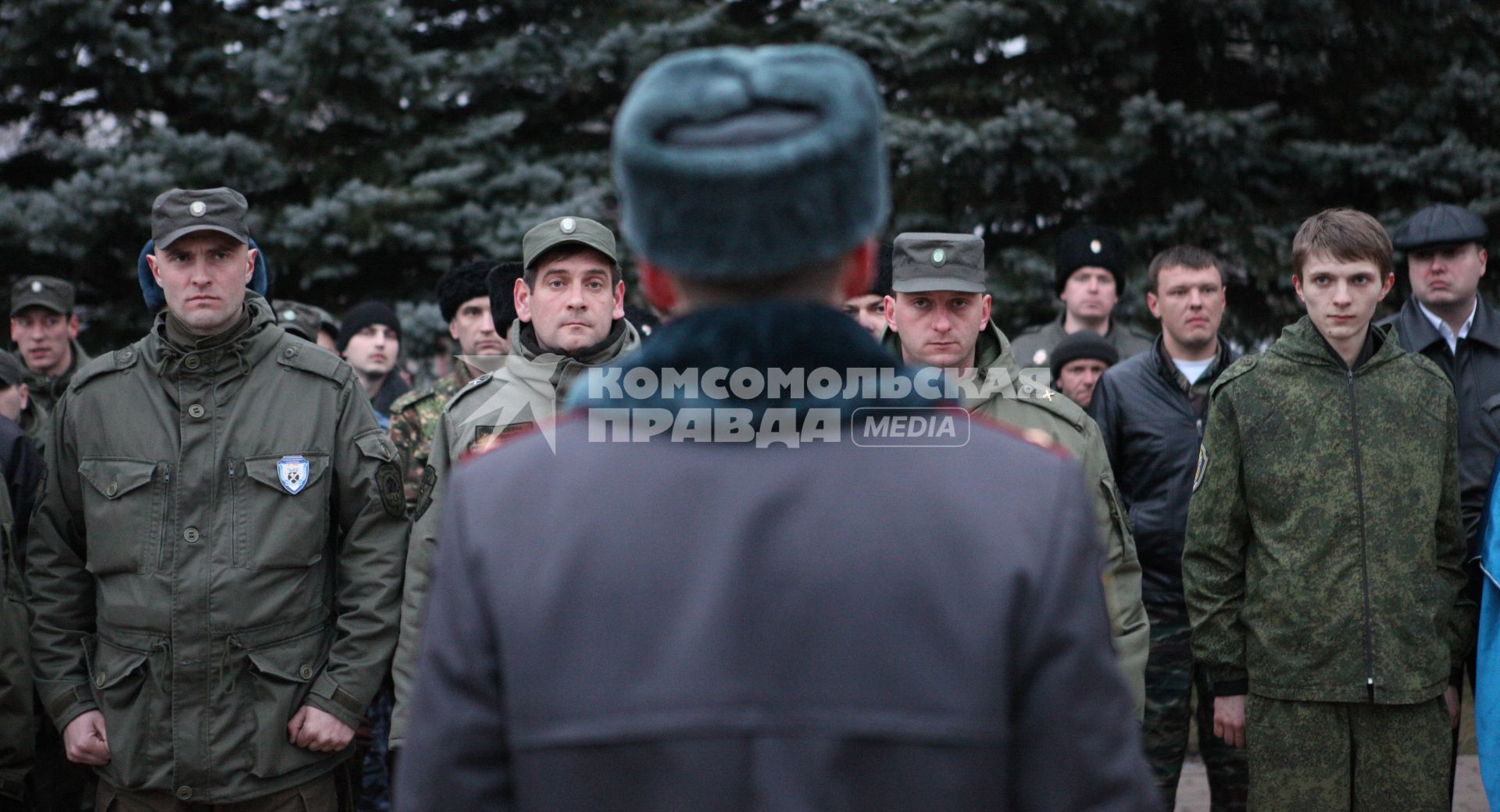 Совместный развод и патрулирование казаками и сотрудниками ППС в Ставрополе. На снимке: полицейский отдает приказания.