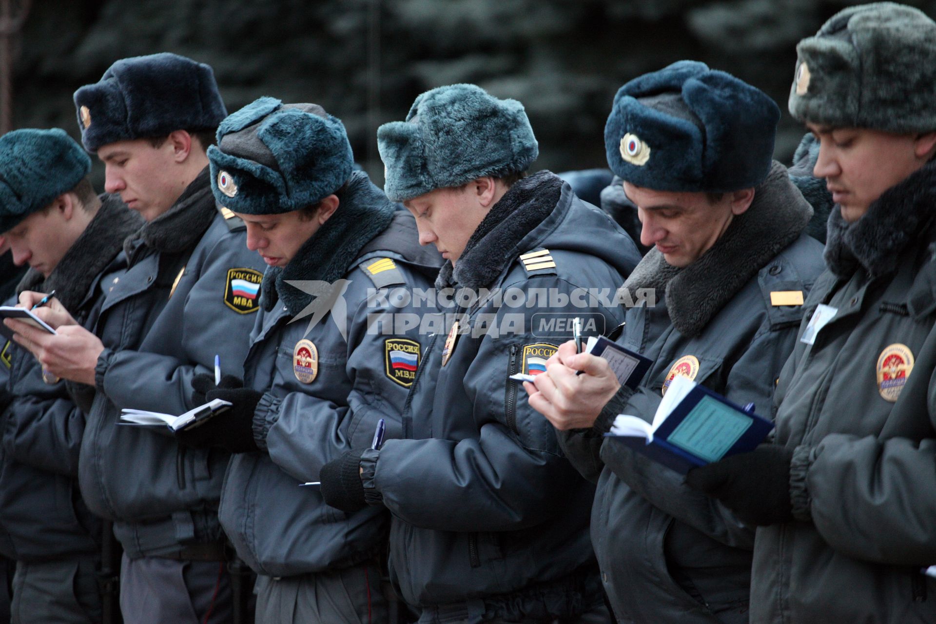 Полицейские записывают в блокноты ориентировки.