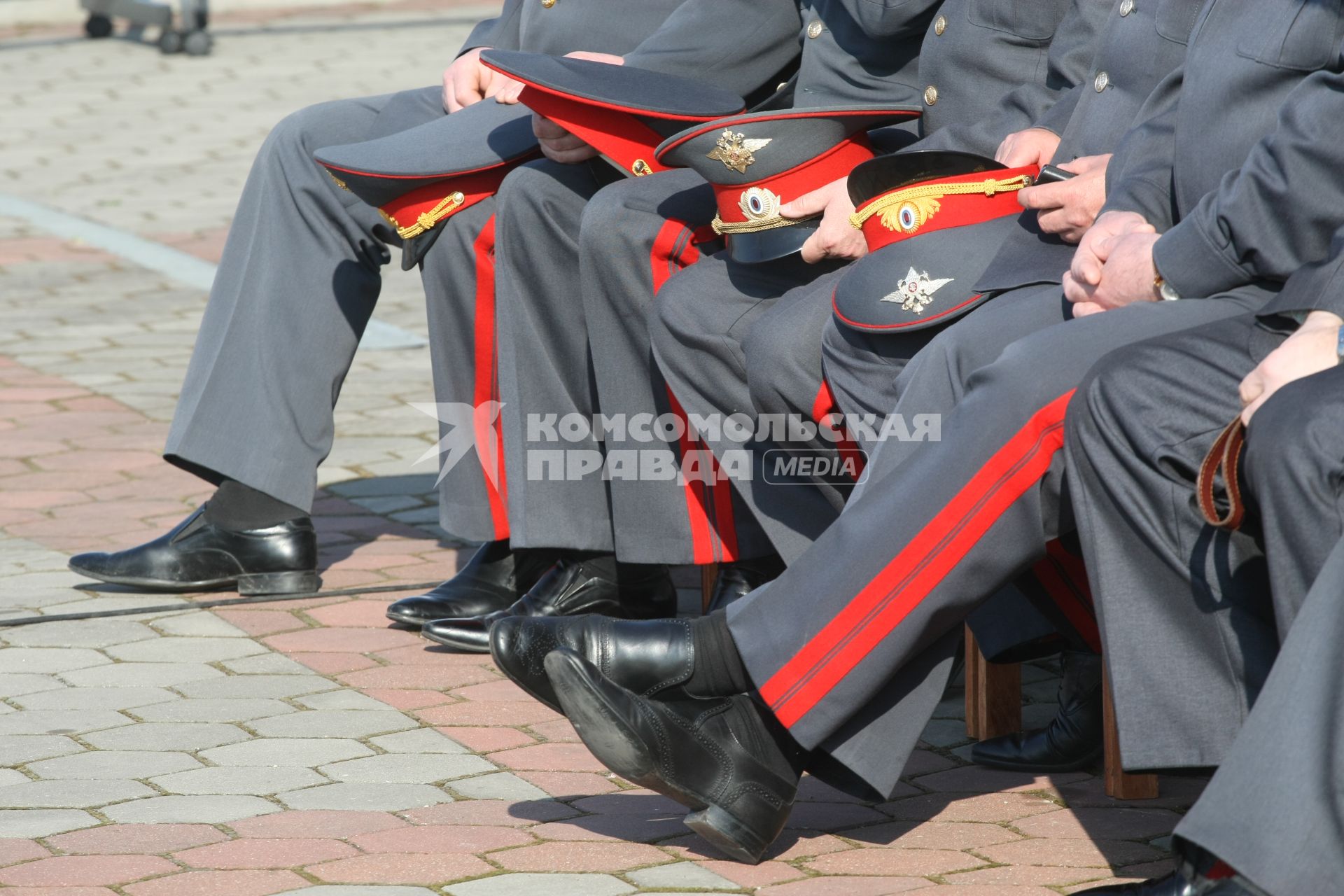 Поличейские генералы сидят на лавке во время учений