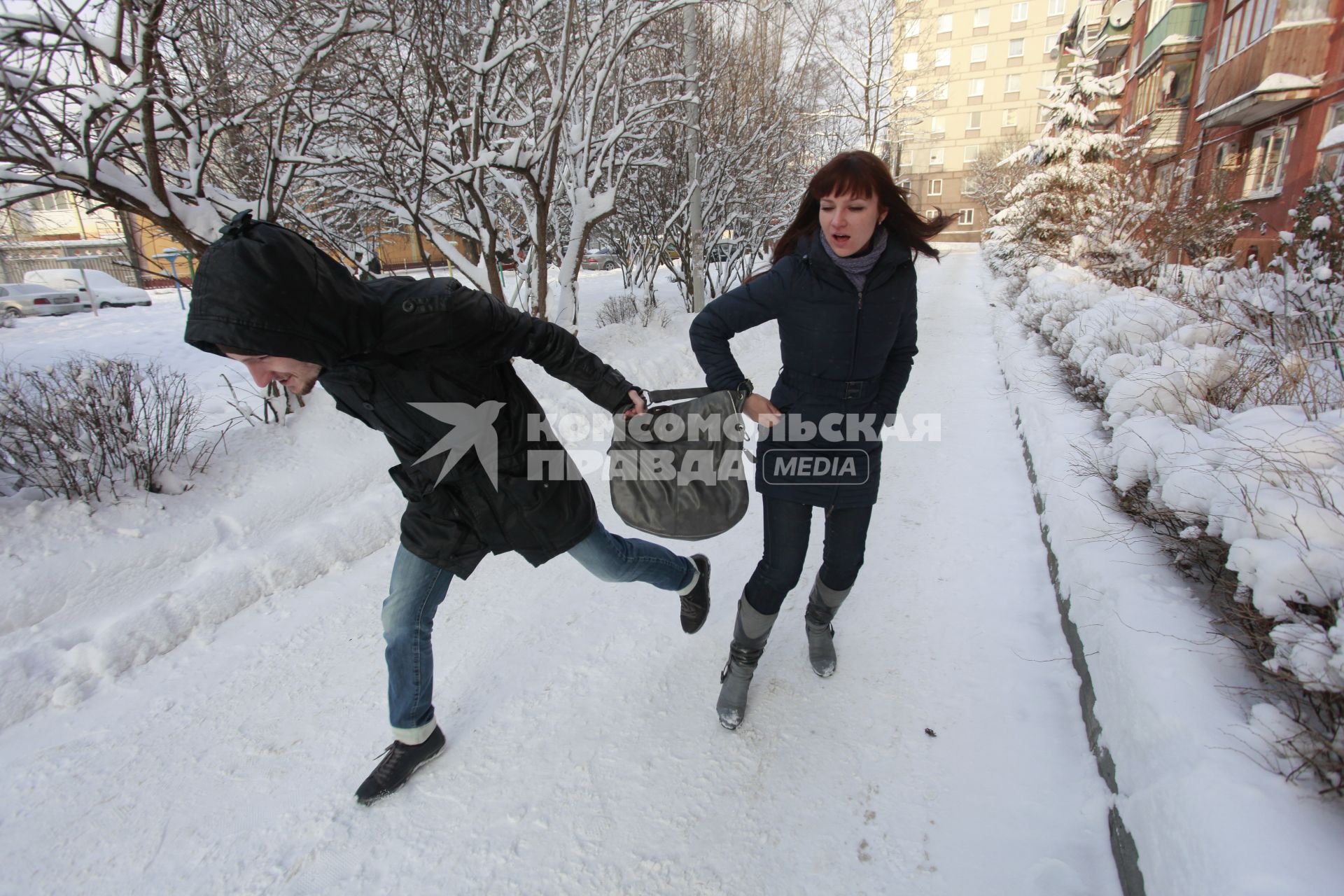 преступник отбирает у девушки сумочку