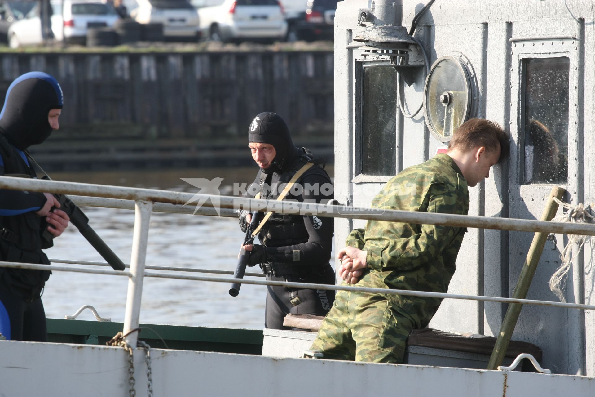 Задержание преступника на воде боевыми плавцами