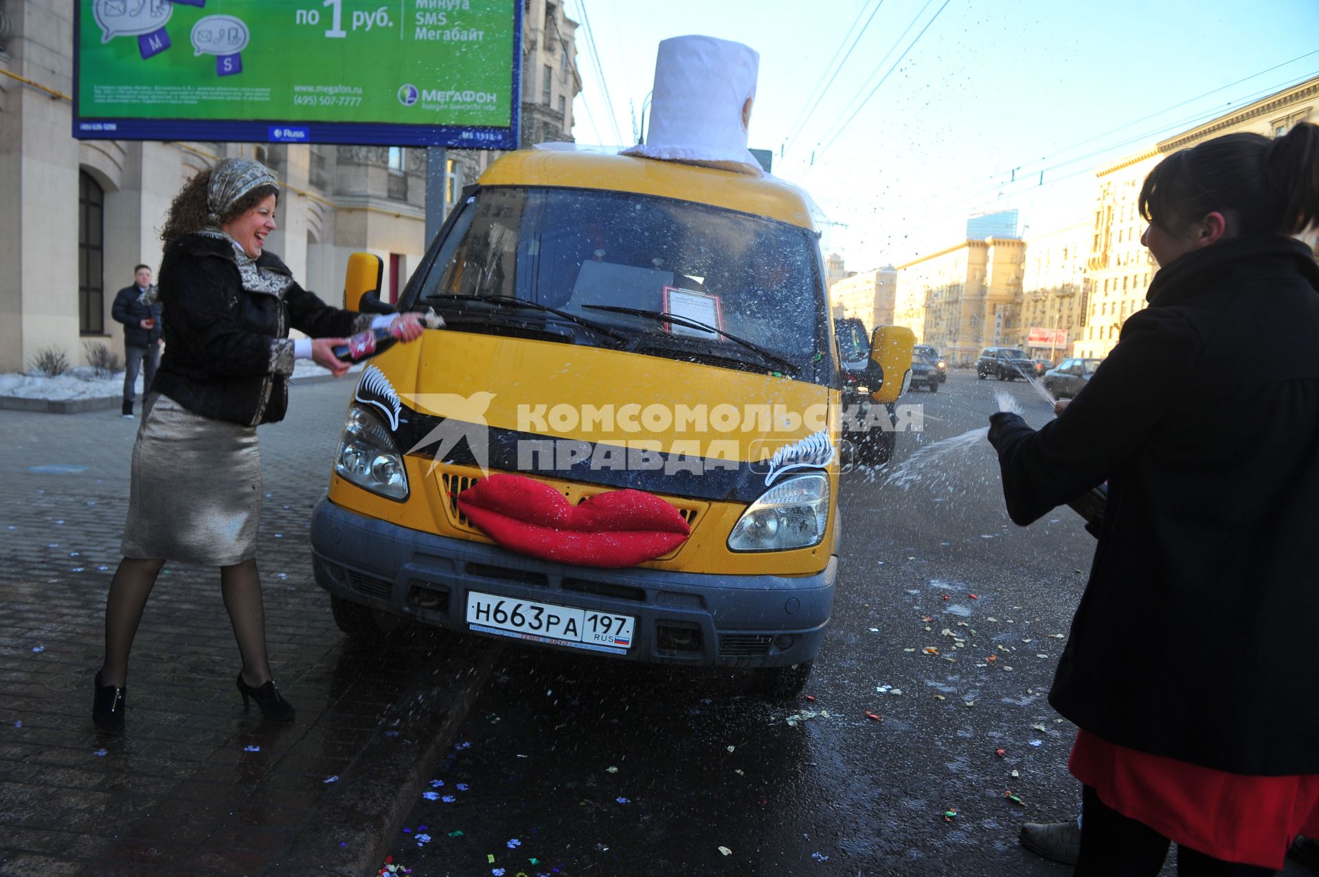 Креативная свадьба 12.12.12. На снимке: девушка обливает свадебную `Газель` шампанским.