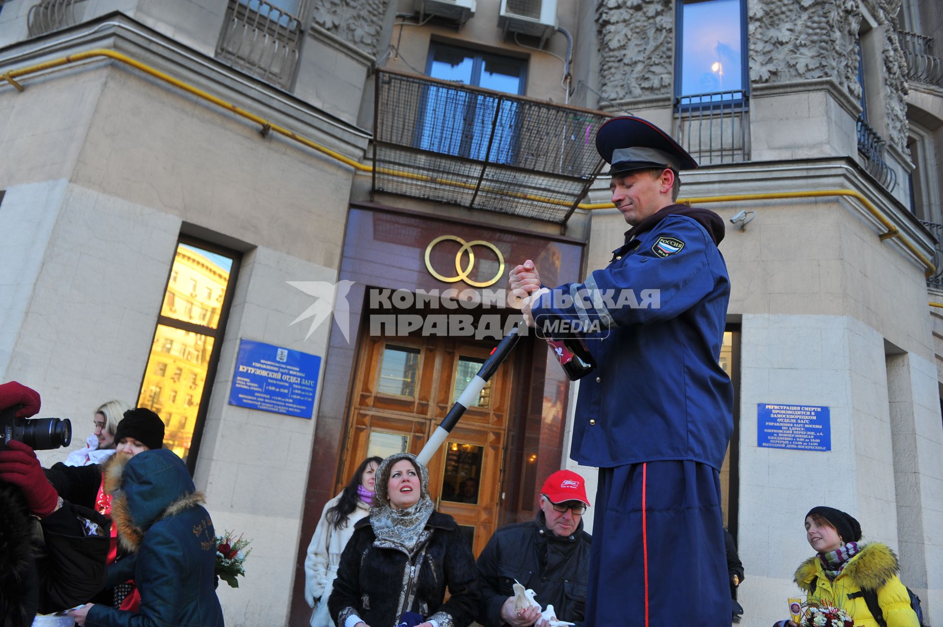 Креативная свадьба 12.12.12. На снимке: аниматор на ходулях в форме гаишника