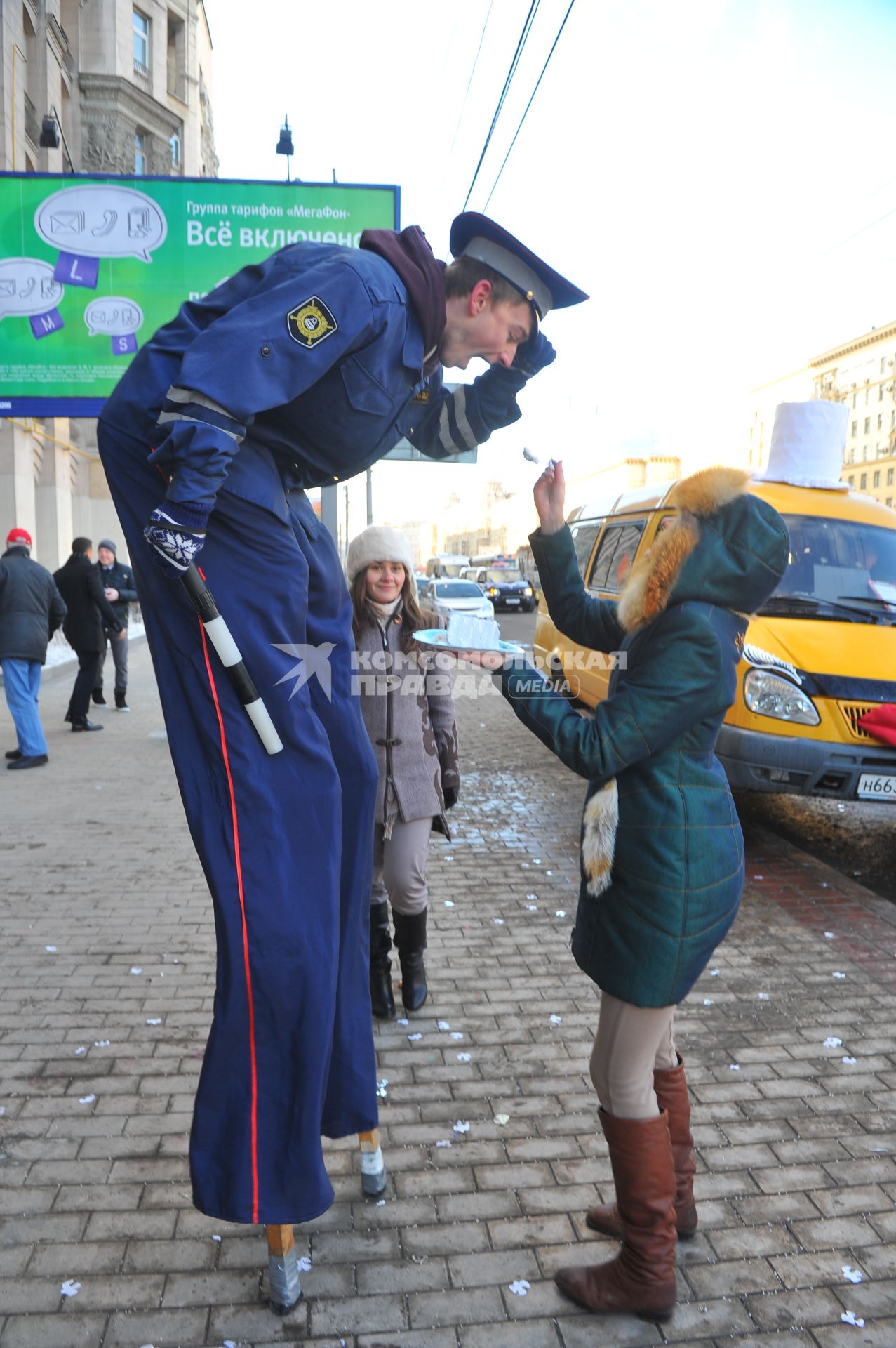 Креативная свадьба 12.12.12. На снимке: девушка кормит аниматора на ходулях в форме гаишника.