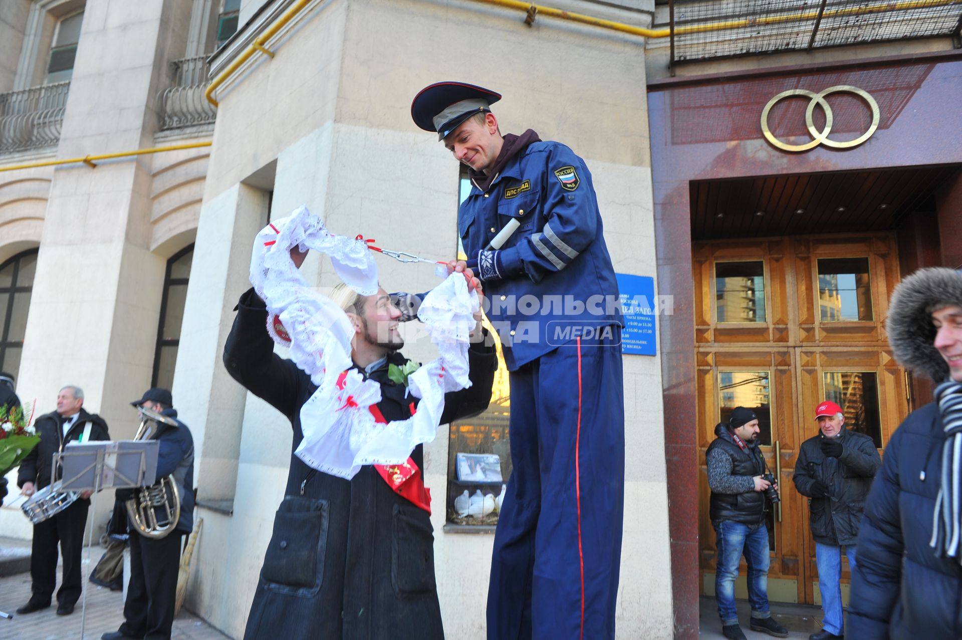 Креативная свадьба 12.12.12. На снимке: аниматор на ходулях в форме гаишника