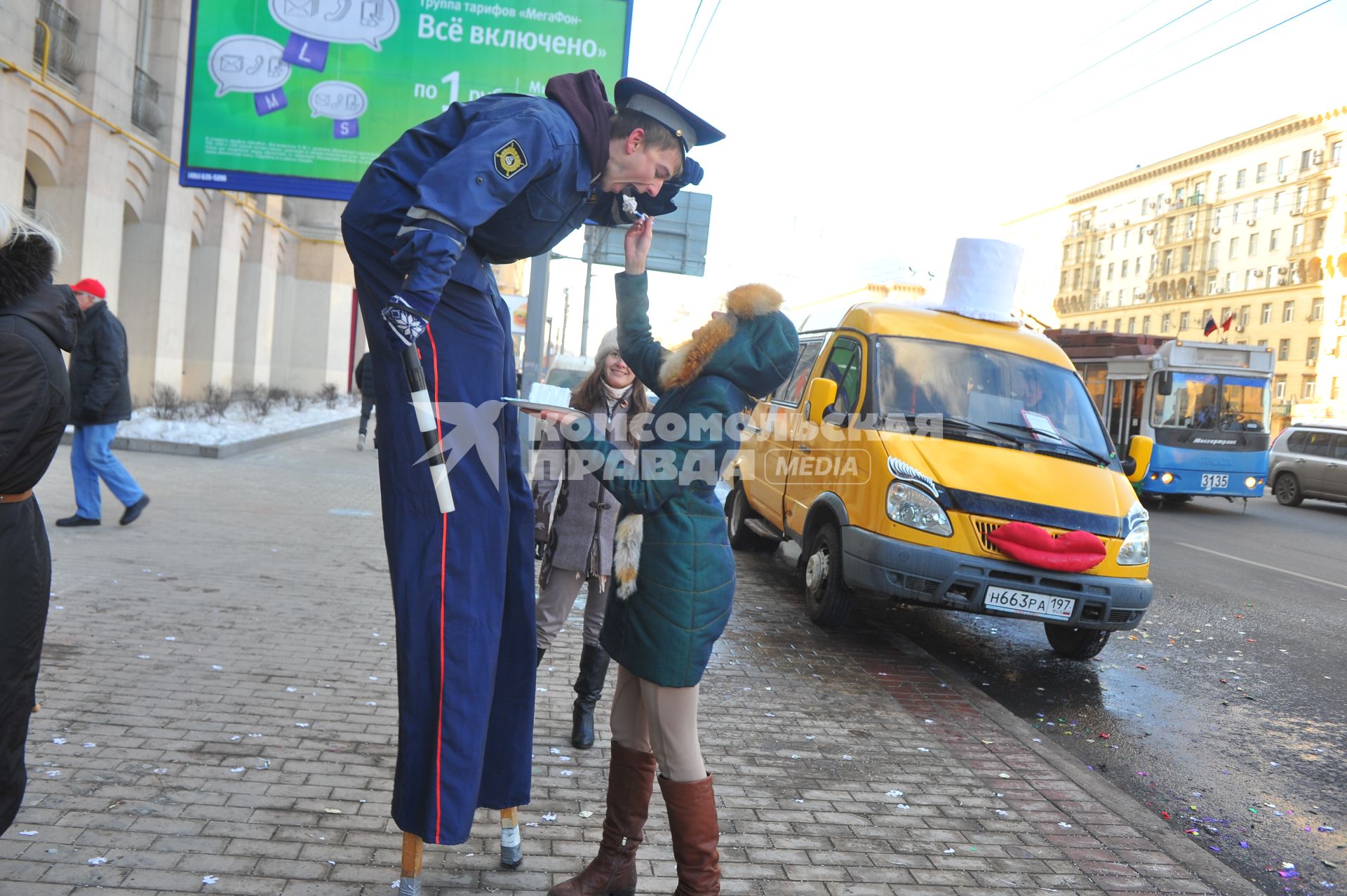 Креативная свадьба 12.12.12. На снимке: девушка кормит аниматора на ходулях в форме гаишника.