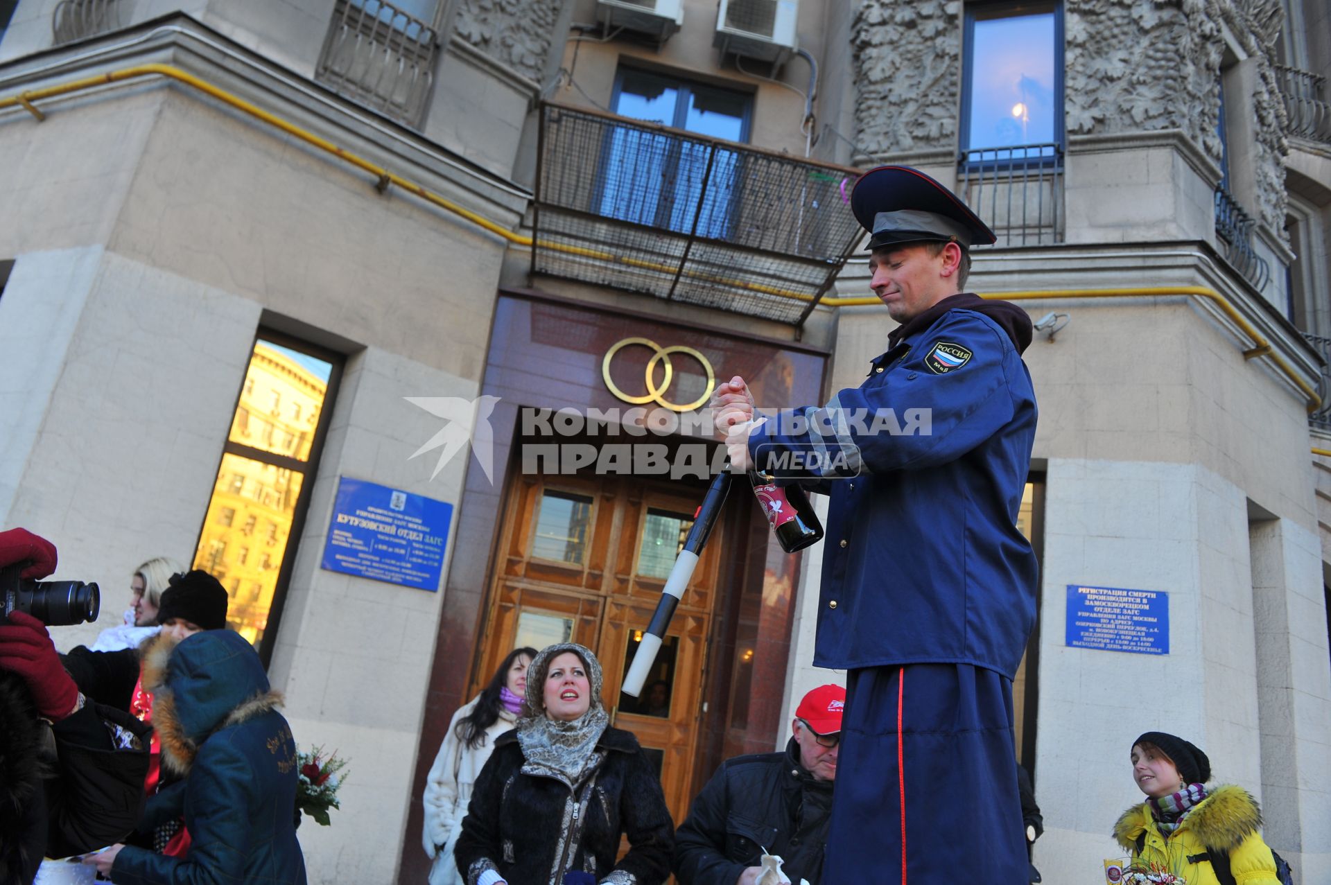 Креативная свадьба 12.12.12. На снимке: аниматор на ходулях в форме гаишника