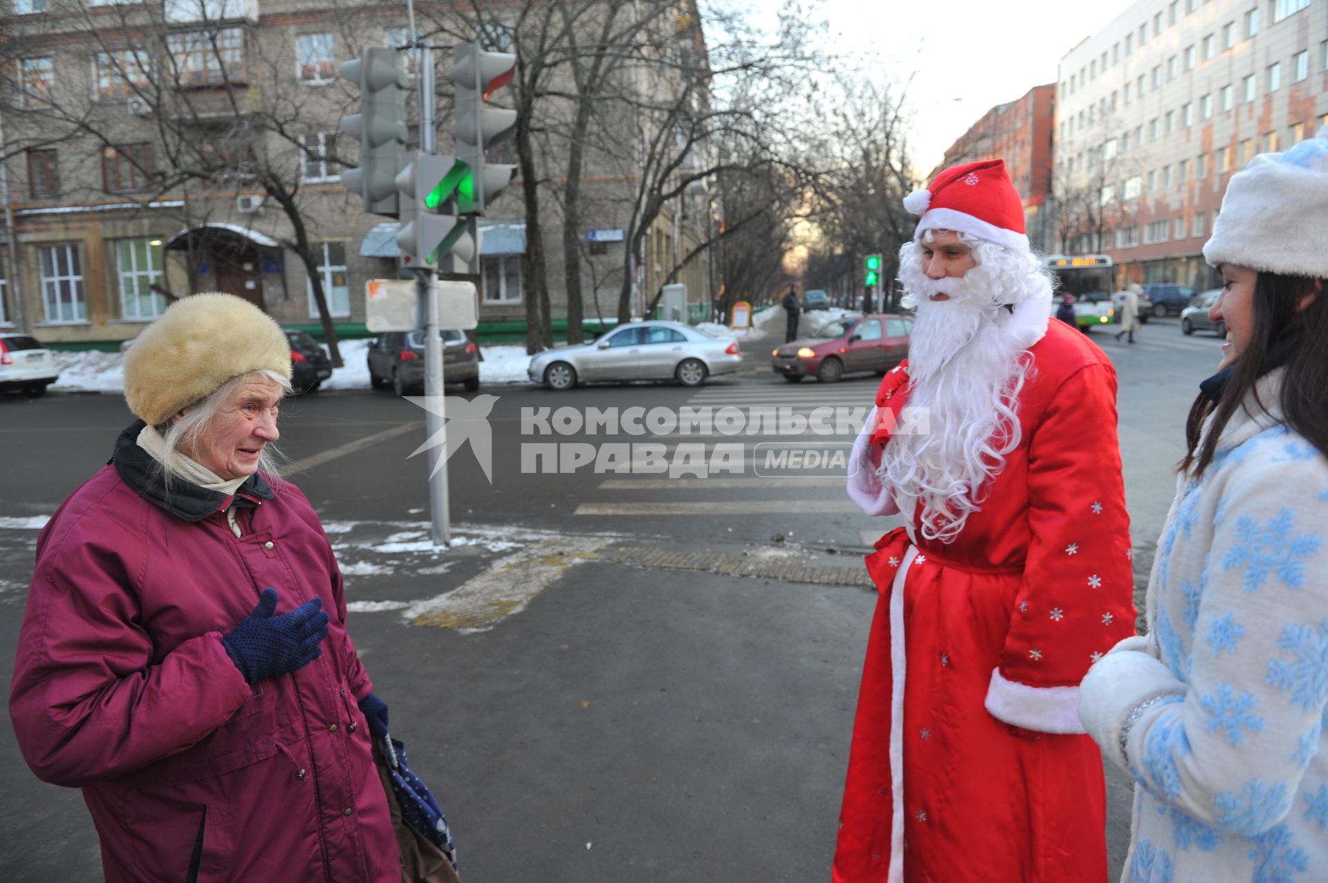 Дед Мороз и Снегурочка общаются с пенсионеркой