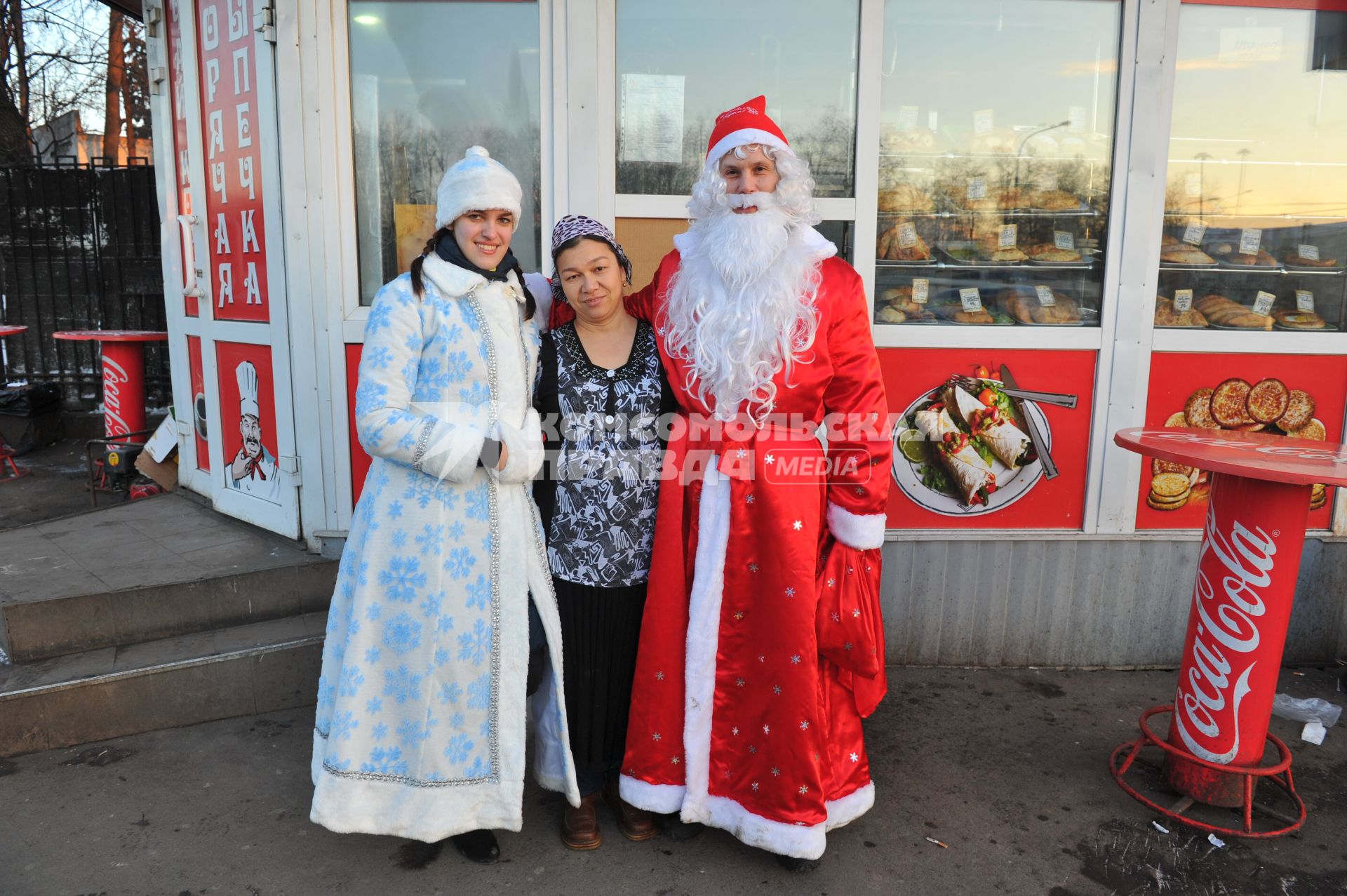 Дед Мороз и Снегурочка на улице города.