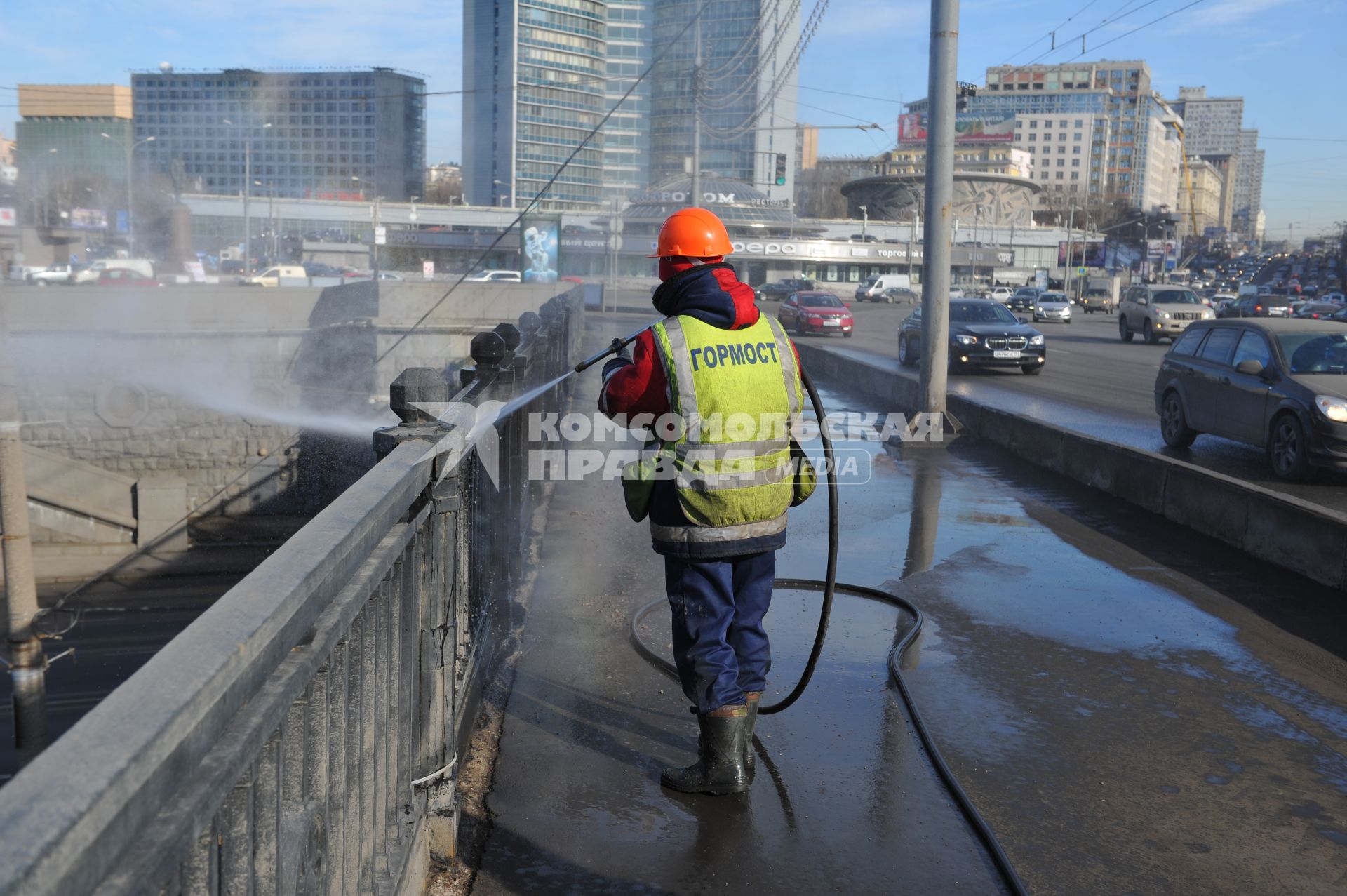 Виды Москвы. На снимке: Новоарбатский мост.