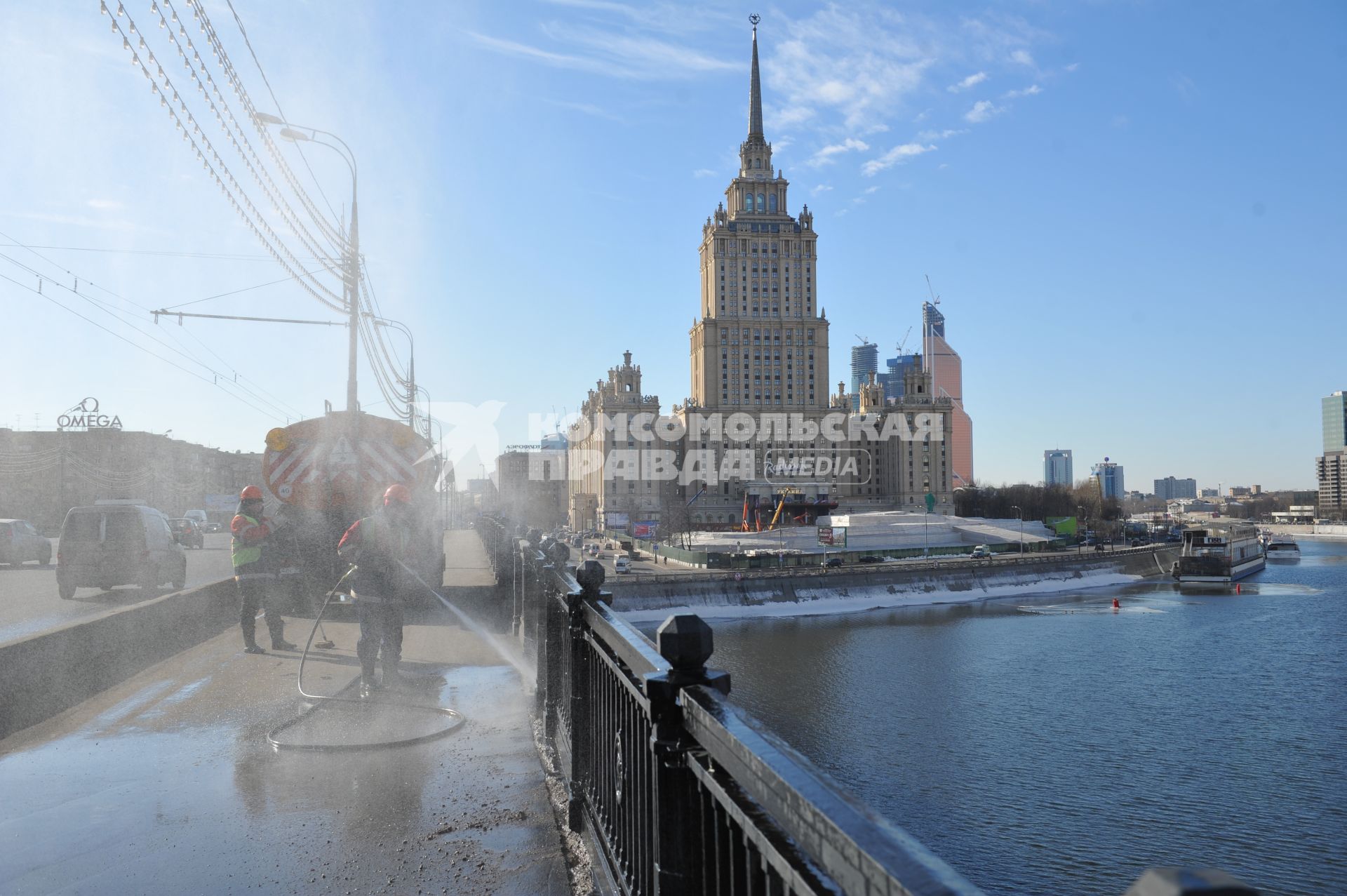 Виды Москвы. На снимке: вид с Новоарбатского моста на гостиницу `Рэдиссон Ройал` (Рэдиссон-Московская, бывшая `Украина`).