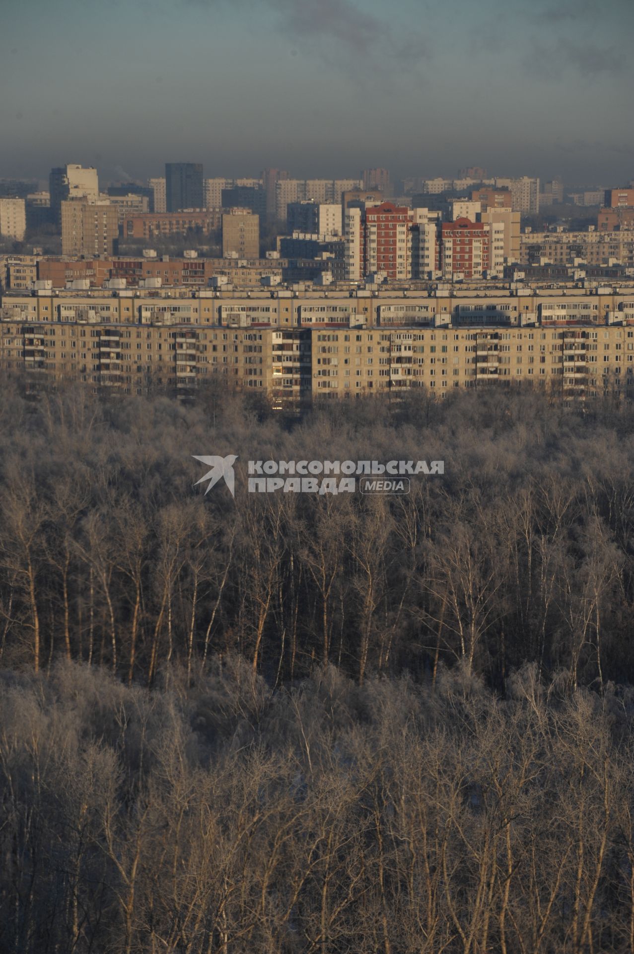 Вид города. Мороз в Москве. На снимке: жилые дома.