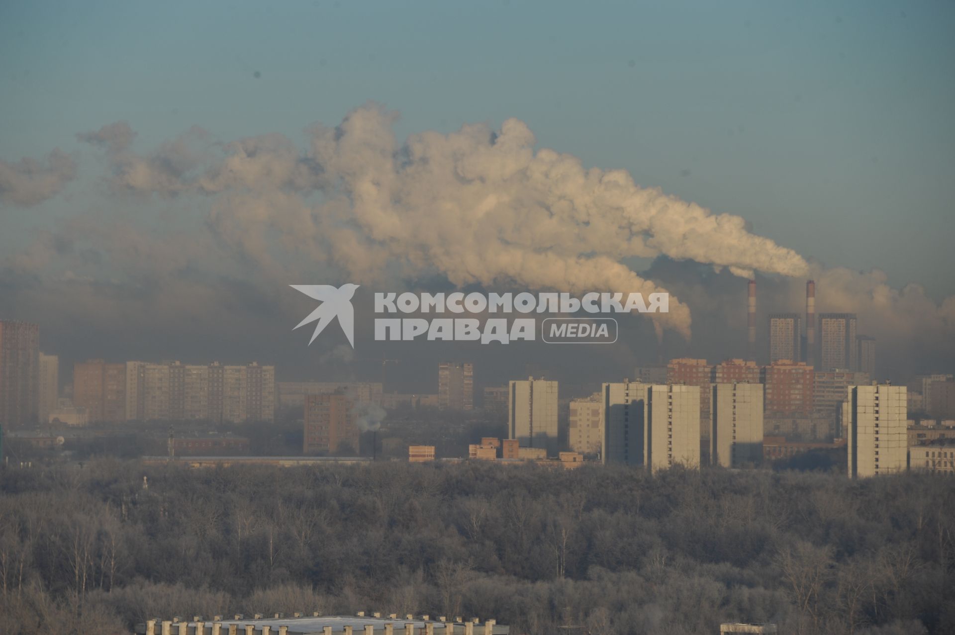 Вид города. Мороз в Москве. На снимке: дымящие трубы.