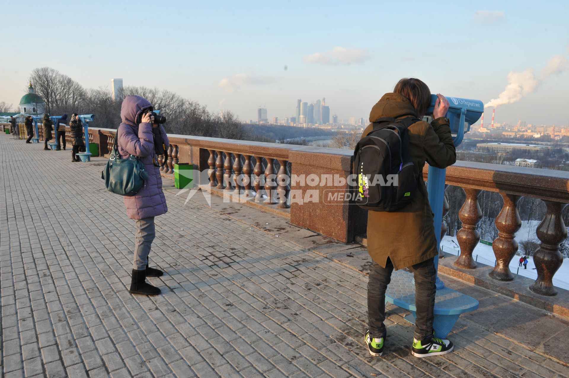 Воробьевы горы. На смотровой площадке городские власти установили пять стационарных биноклей. На снимке: бесплатный стационарный бинокль.