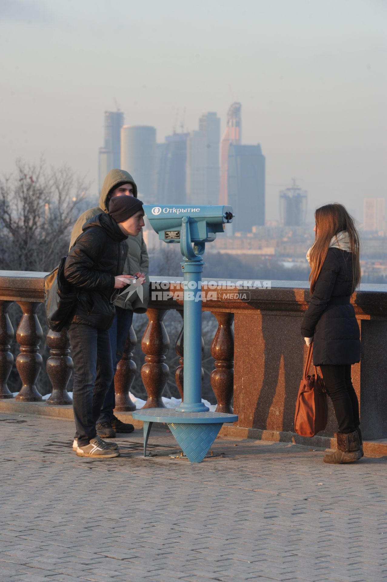 Воробьевы горы. На смотровой площадке городские власти установили пять стационарных биноклей. На снимке: бесплатный стационарный бинокль.