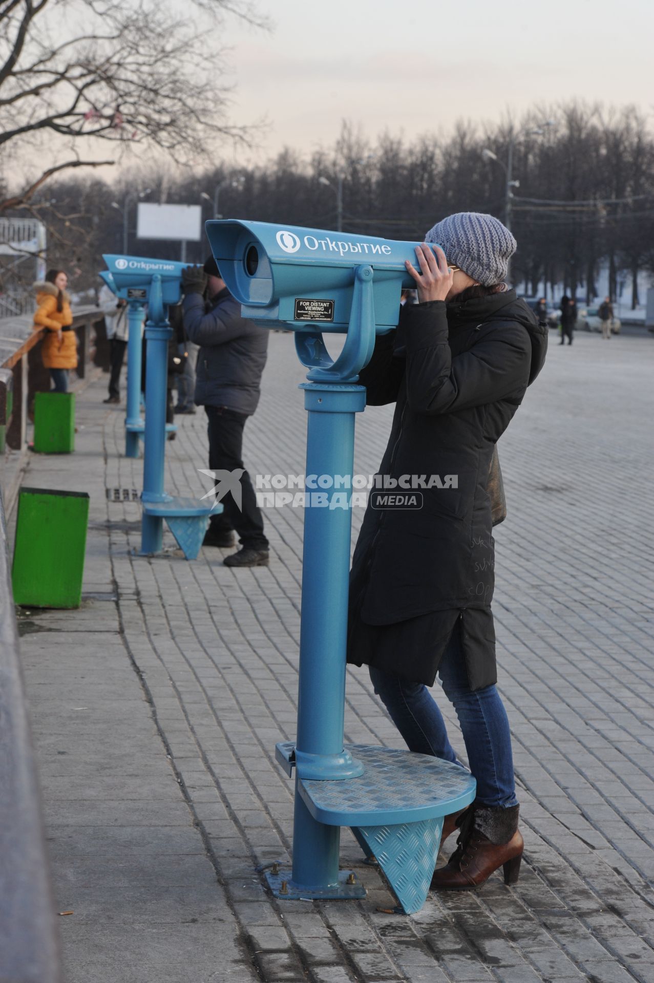 Воробьевы горы. На смотровой площадке городские власти установили пять стационарных биноклей. На снимке: бесплатный стационарный бинокль и девушка.