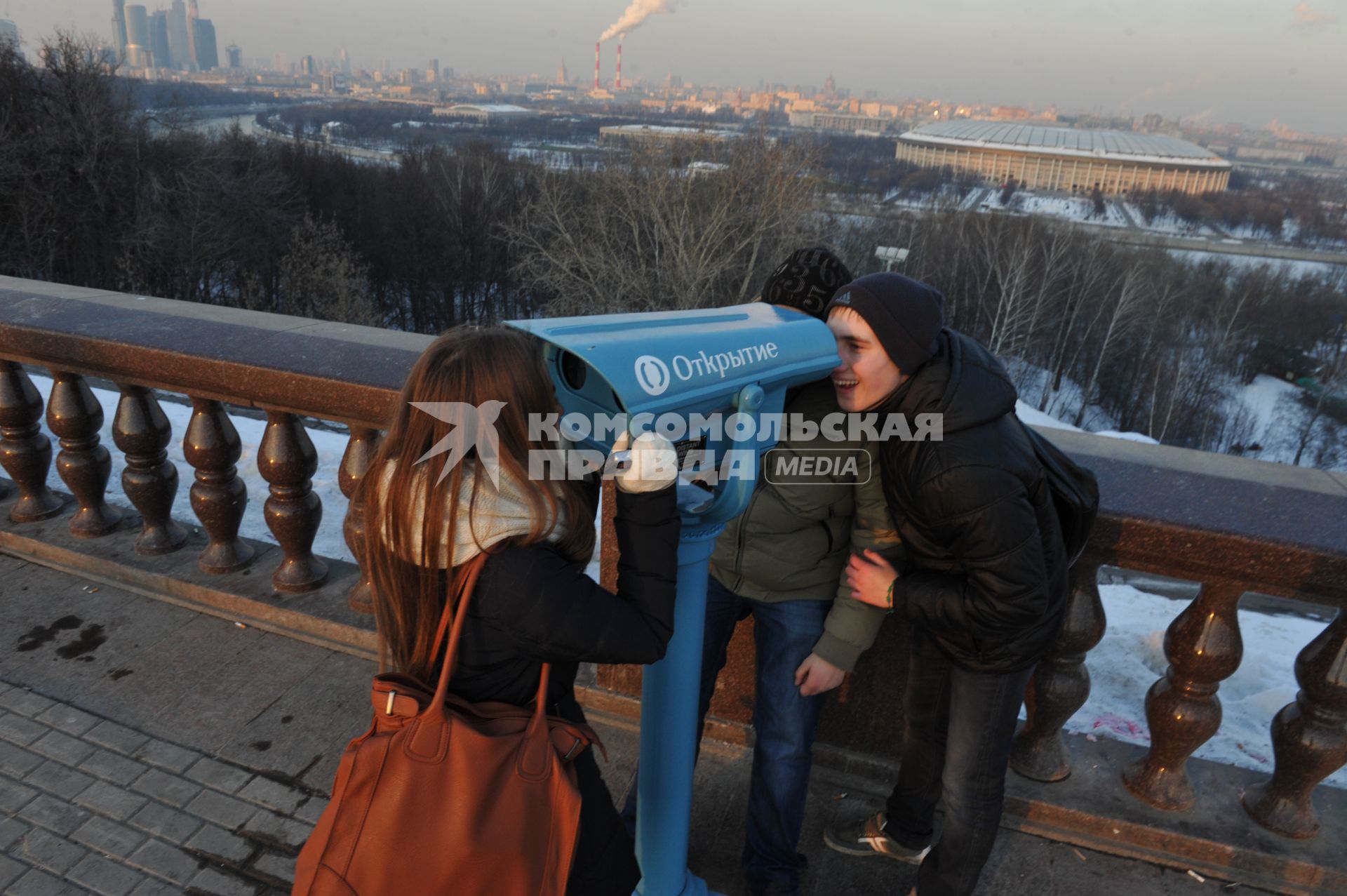Воробьевы горы. На смотровой площадке городские власти установили пять стационарных биноклей. На снимке: бесплатный стационарный бинокль и студенты.