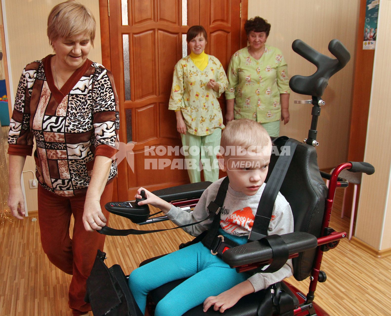 Детский хоспис в Республике Татарстан. На снимке: ребенок инвалид на инвалидной коляске с электрическим приводом и персонал хосписа.