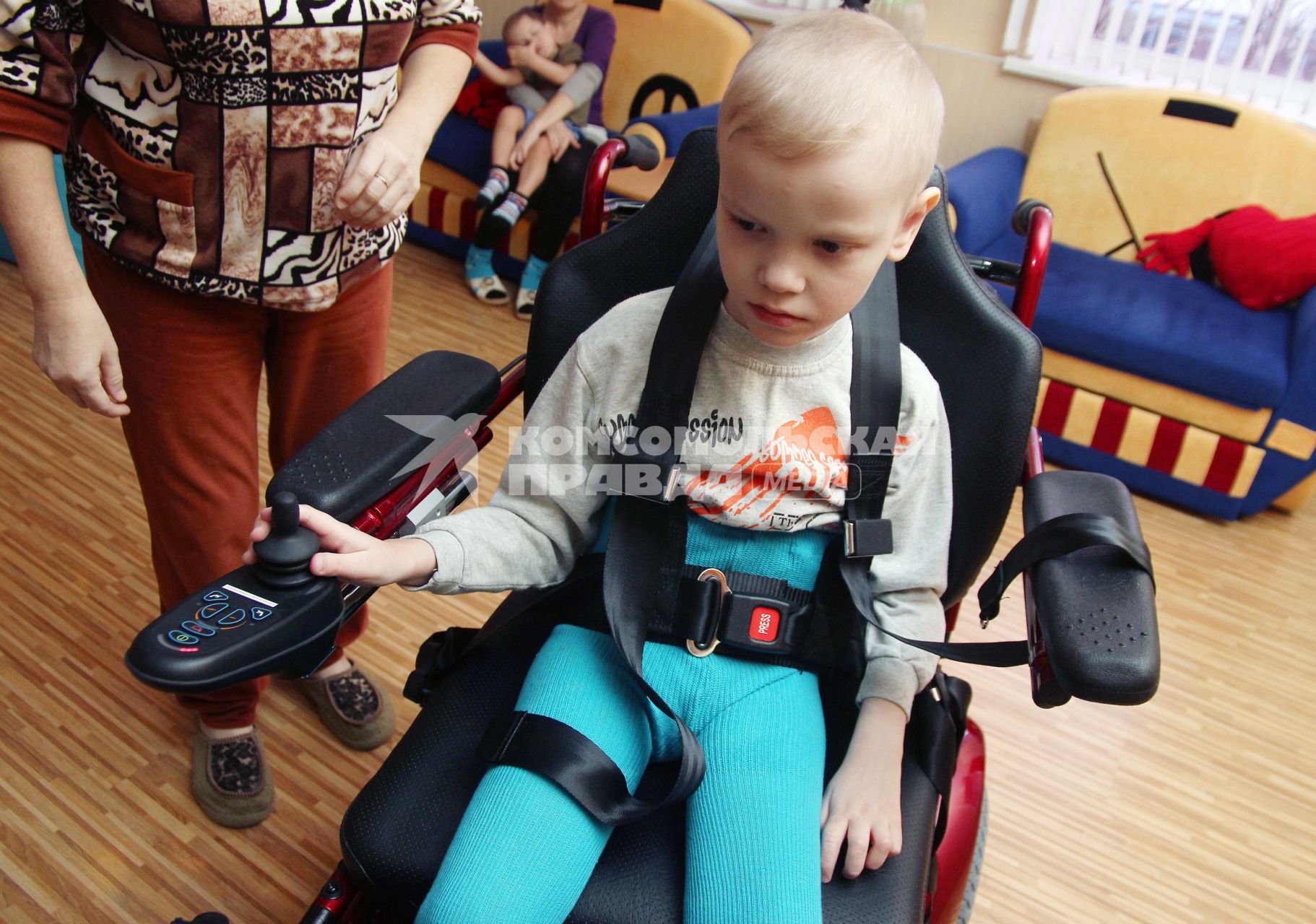 Детский хоспис в Республике Татарстан. На снимке: ребенок инвалид на инвалидной коляске с электрическим приводом и персонал хосписа.