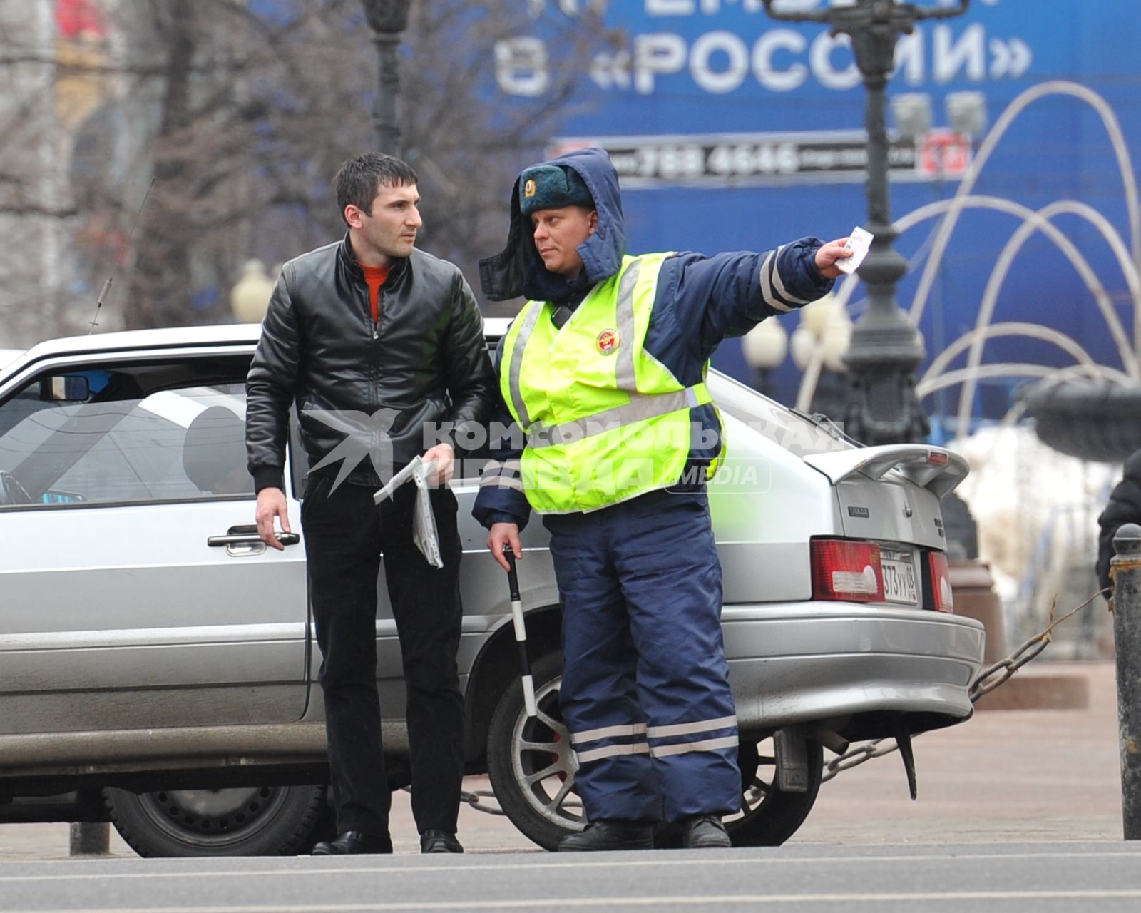 Инспектор ДПС разговаривает с автовладельцем